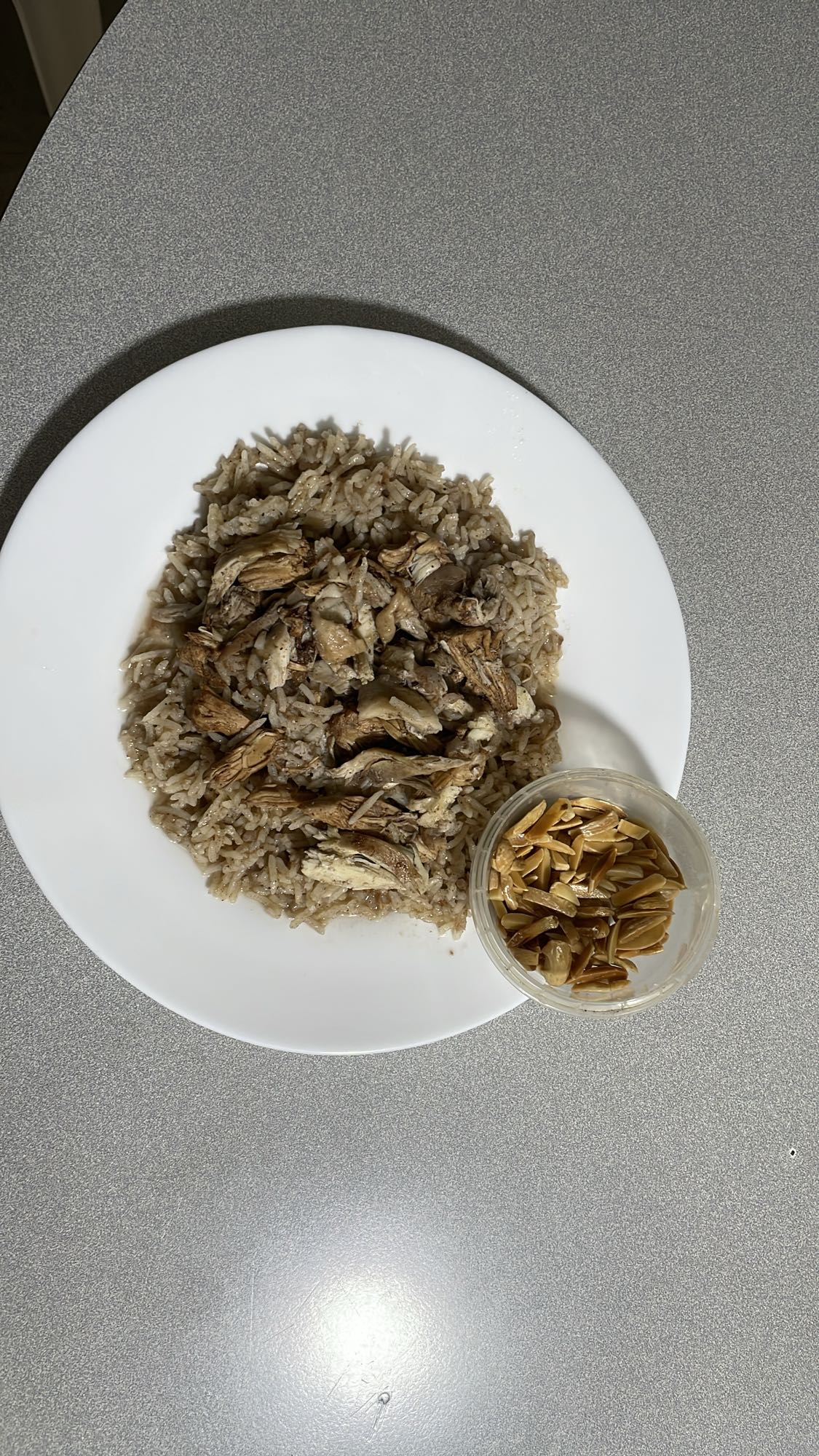 Chicken rice with almonds