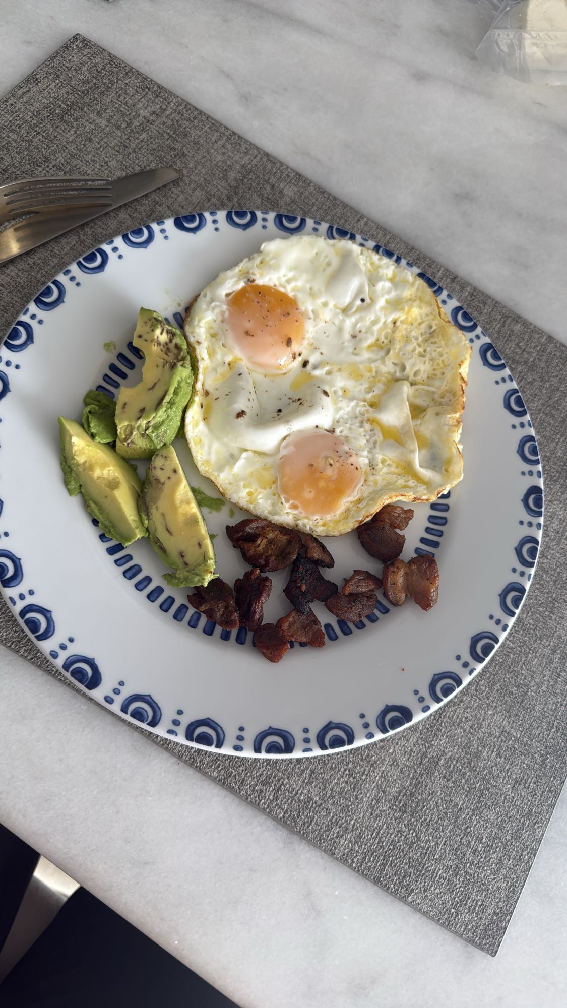 Desayuno con huevo y aguacate