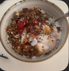 Yoghurt med frukt & granola