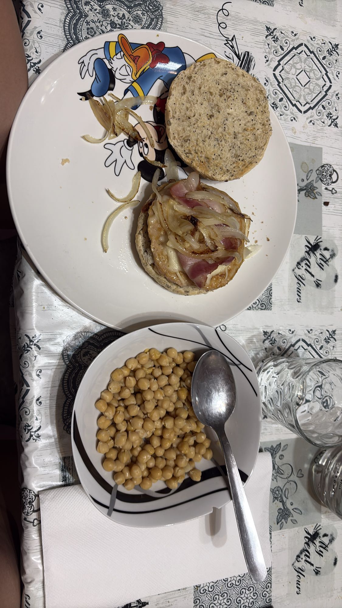 Sándwich de pollo y garbanzos