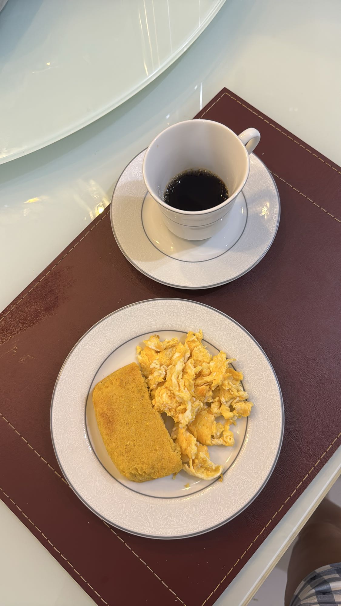 Café com ovos e bolo