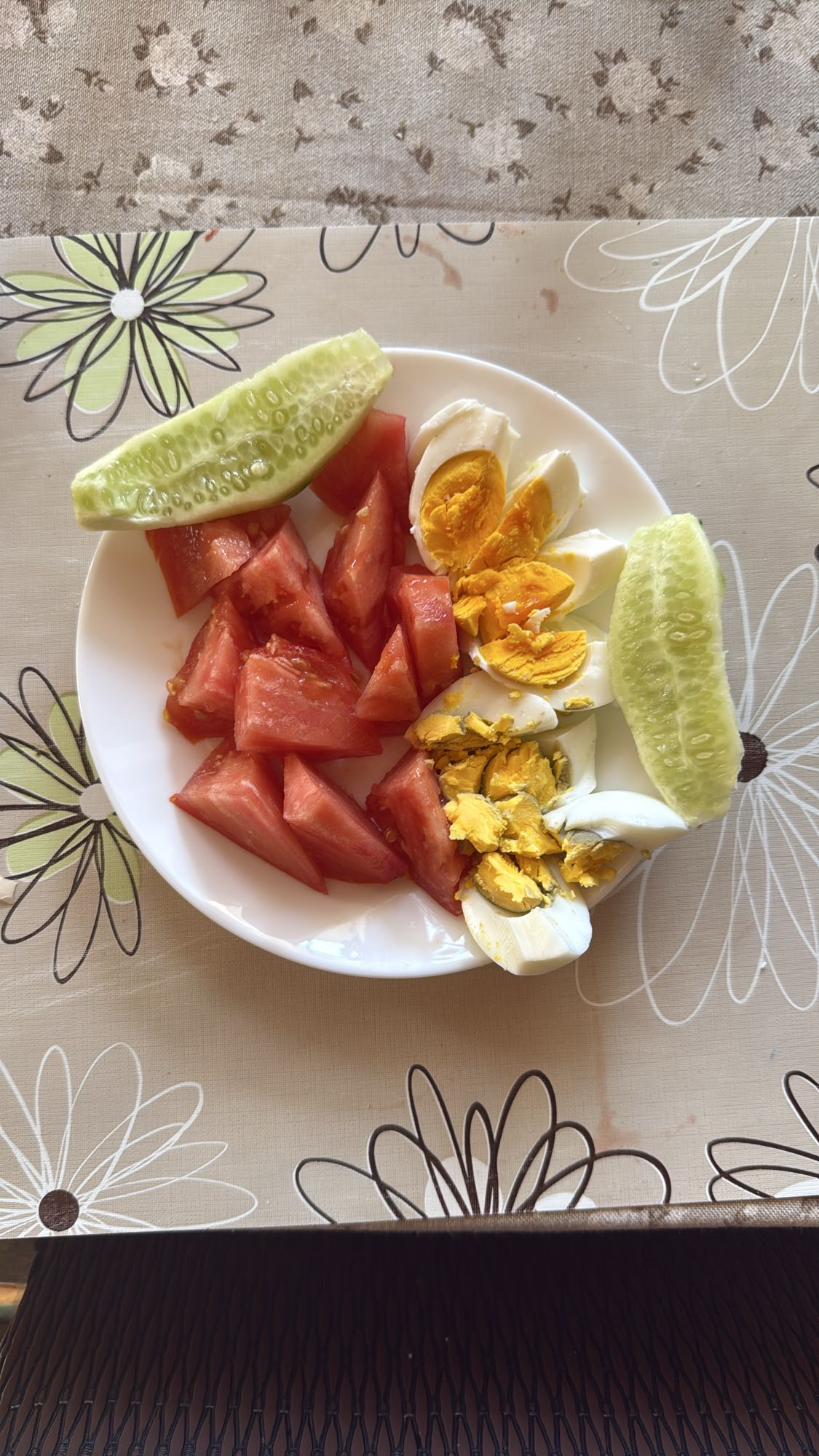 Mic dejun cu ou, roșii, castravete