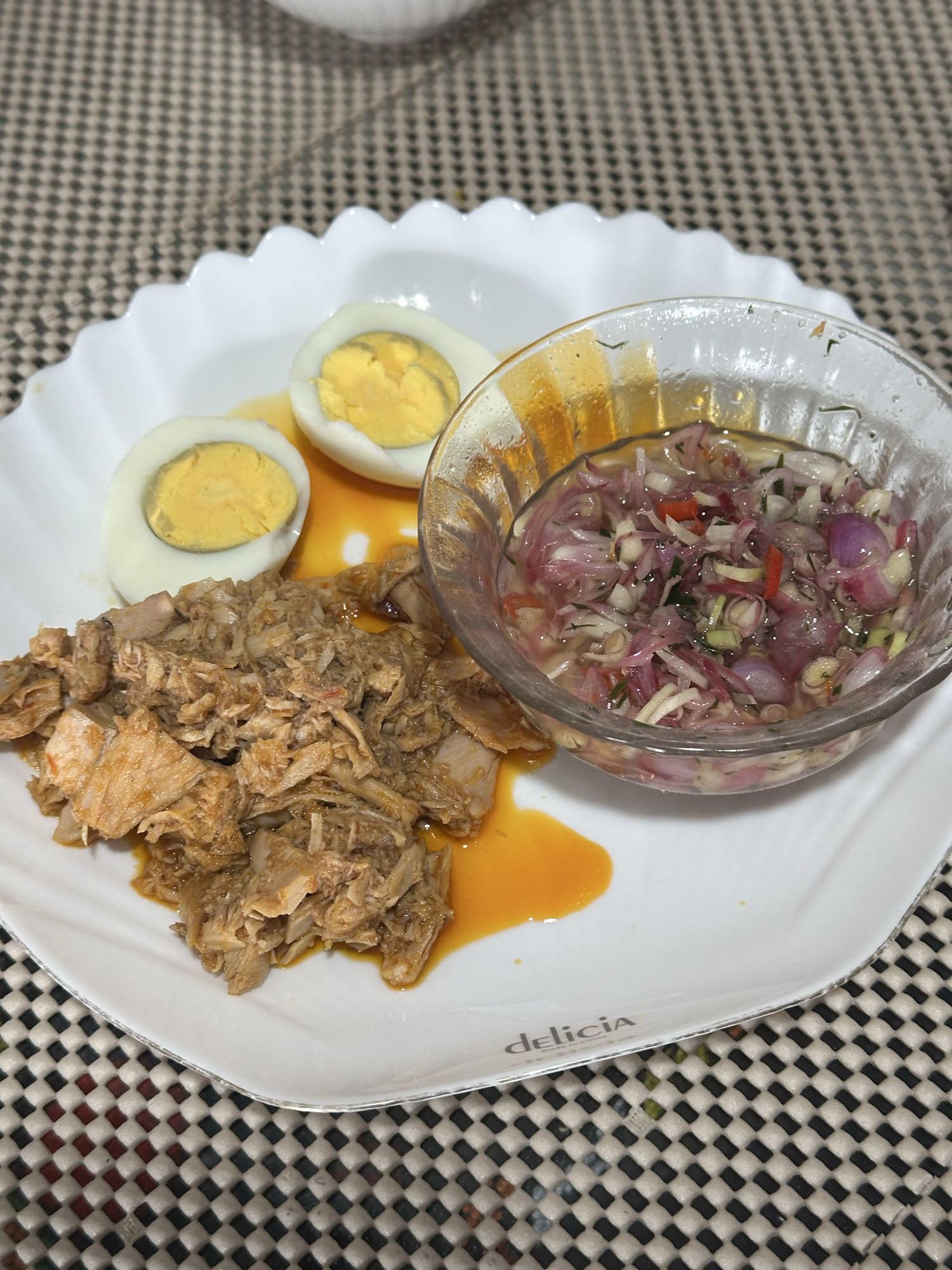 Eggs with pulled meat