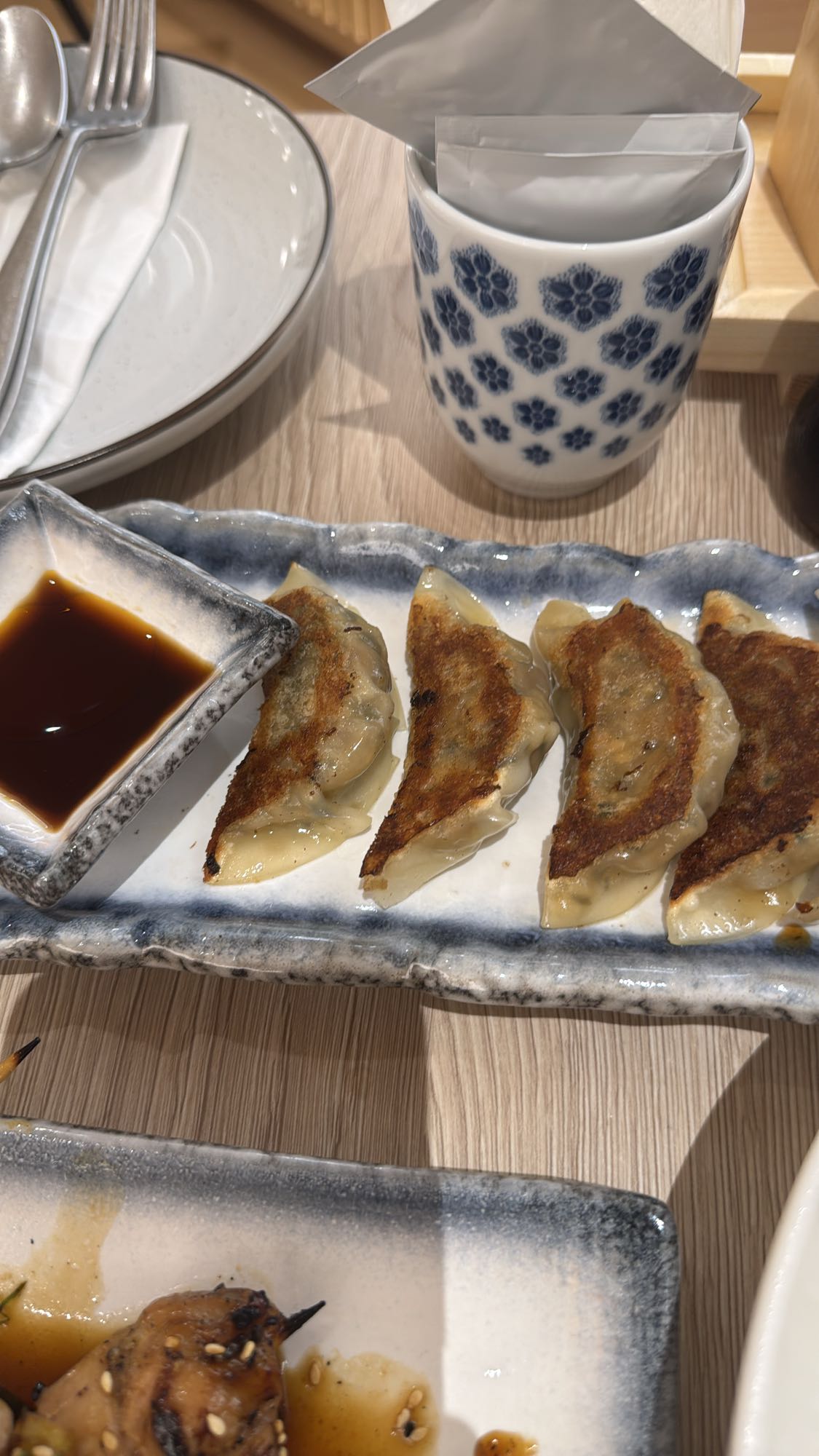 жареные гёдза с соусом