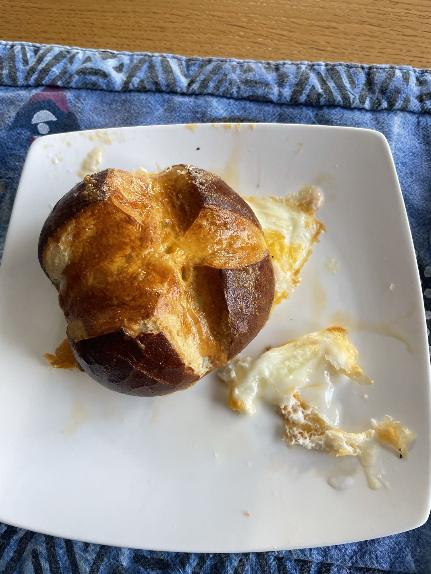 Bułka z jajkiem i serem