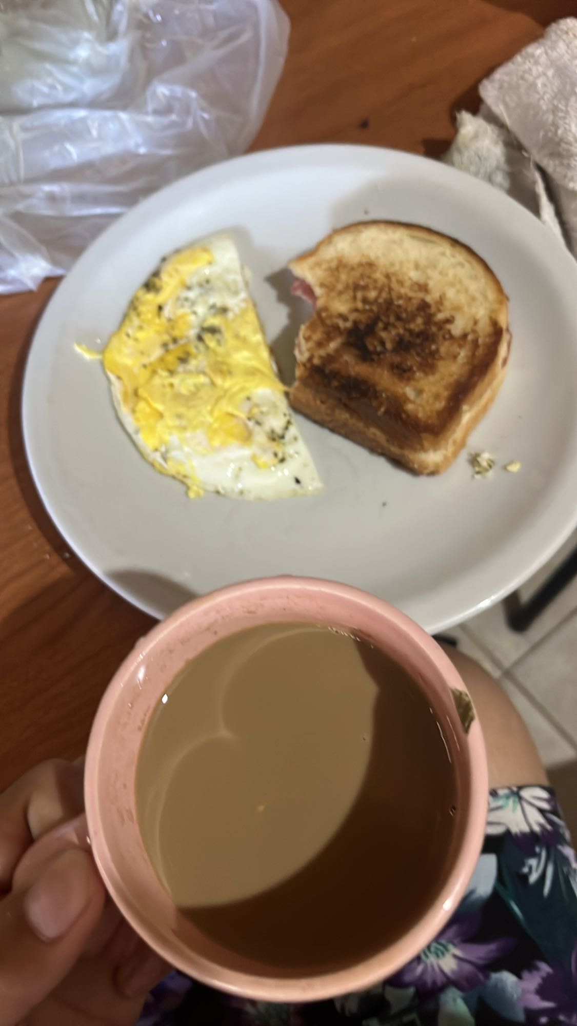 Desayuno con huevo y café