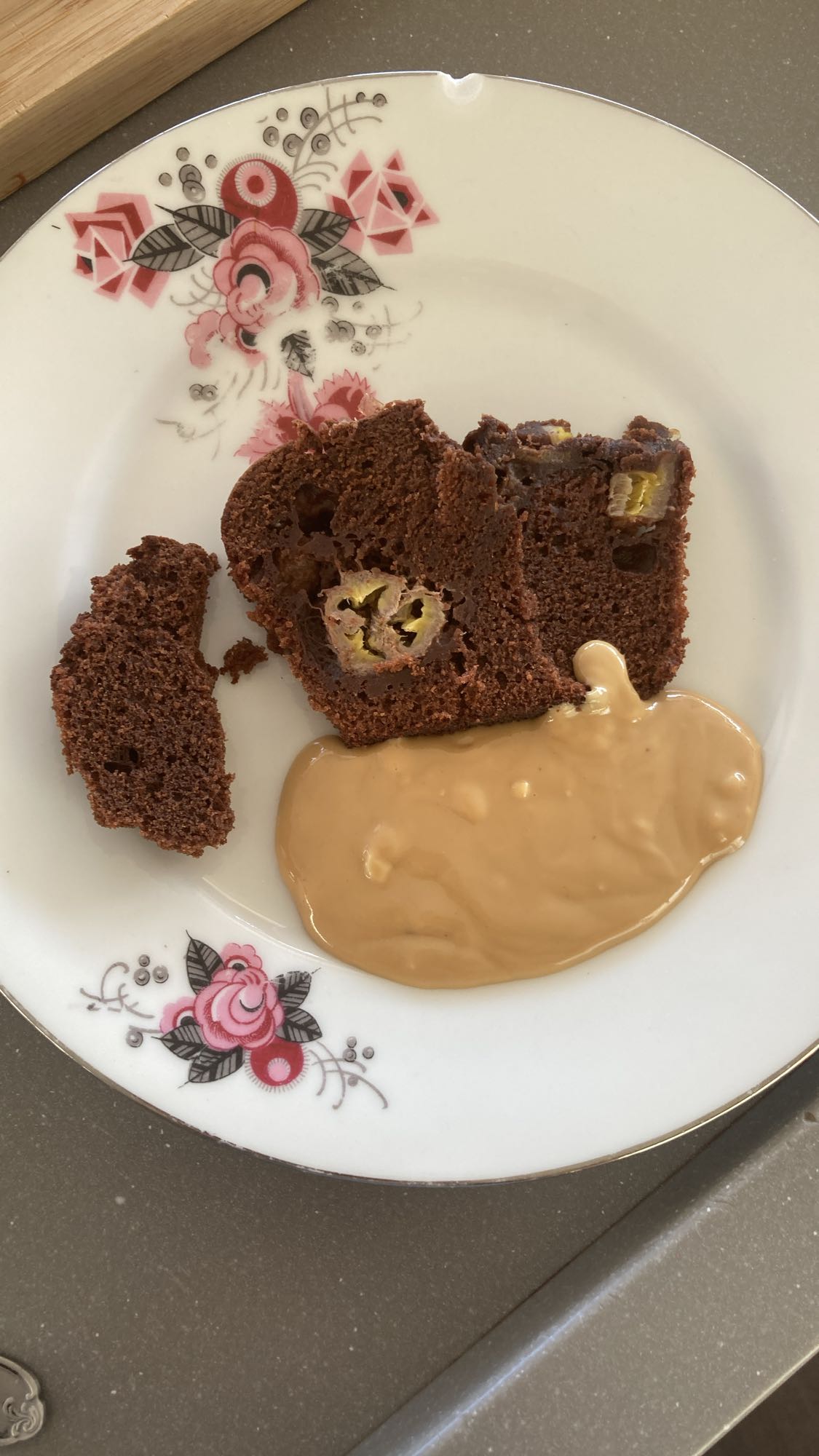 Cake chocolat en poudre, banane et beurre de cacahuète sans sucre