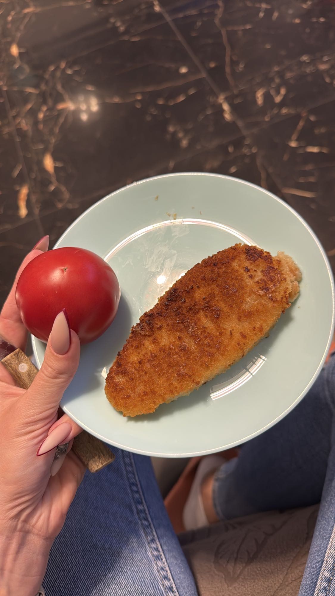 Котлета с помидором