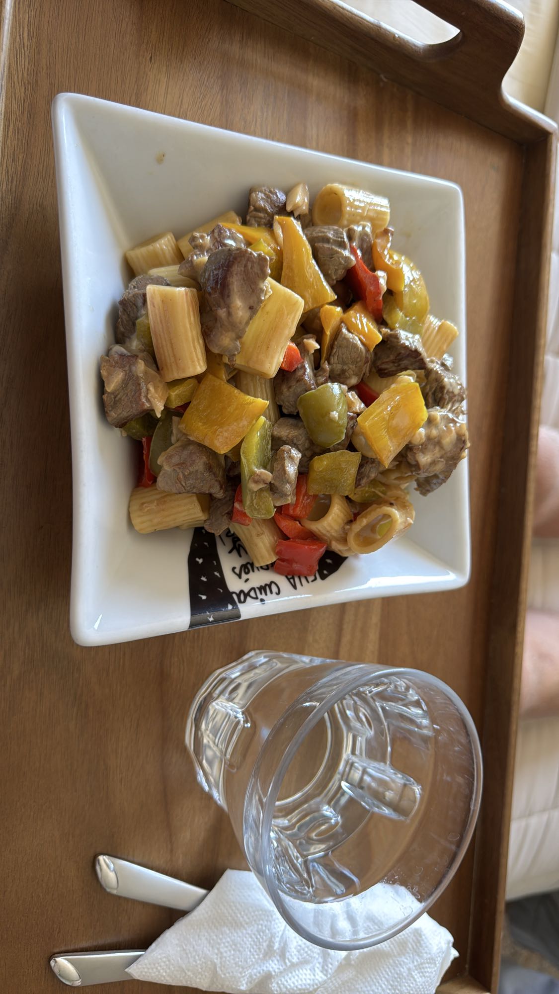 Pasta con carne y pimientos