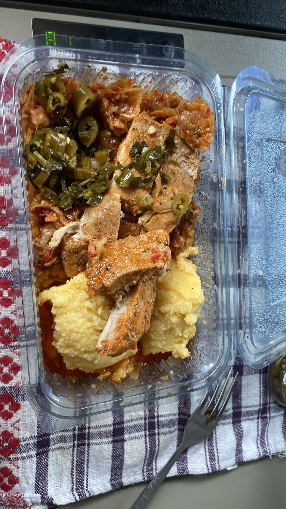 Mămăligă cu carne și legume