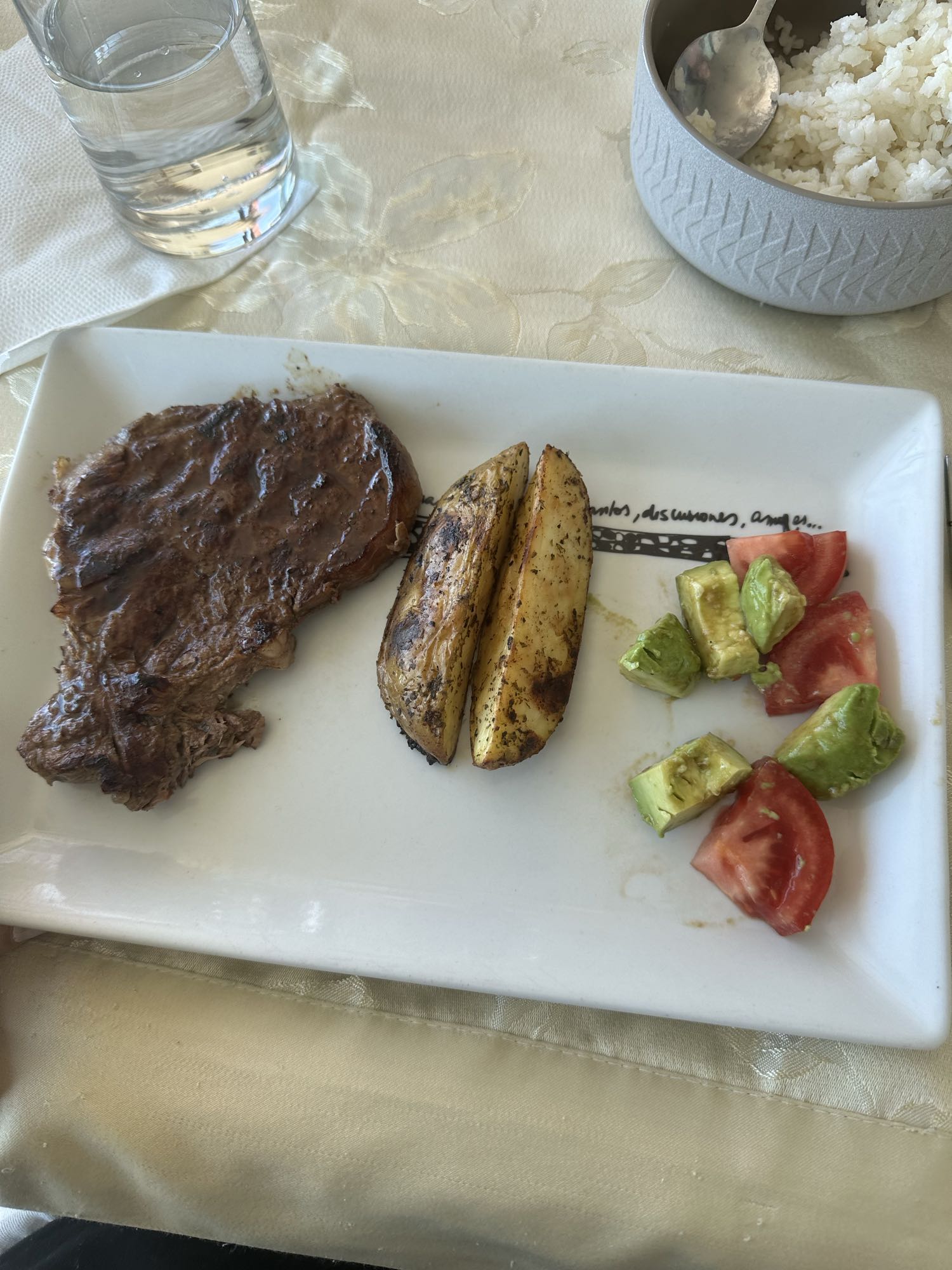 Carne con papas y ensalada