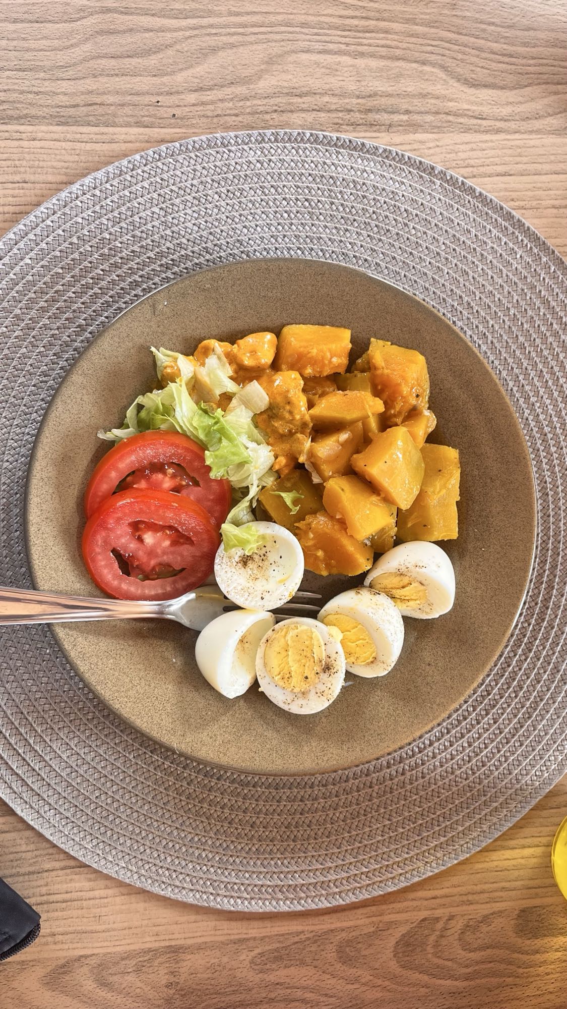 Ovos, abóbora e salada