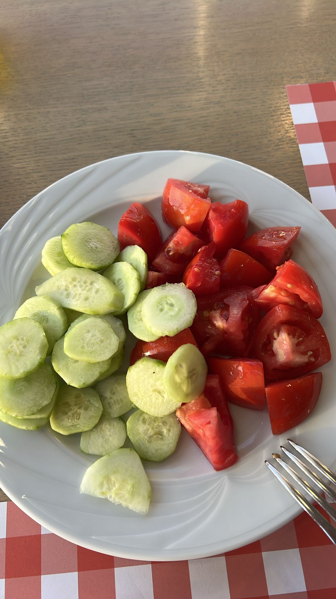 Sałatka z ogórkiem i pomidorem