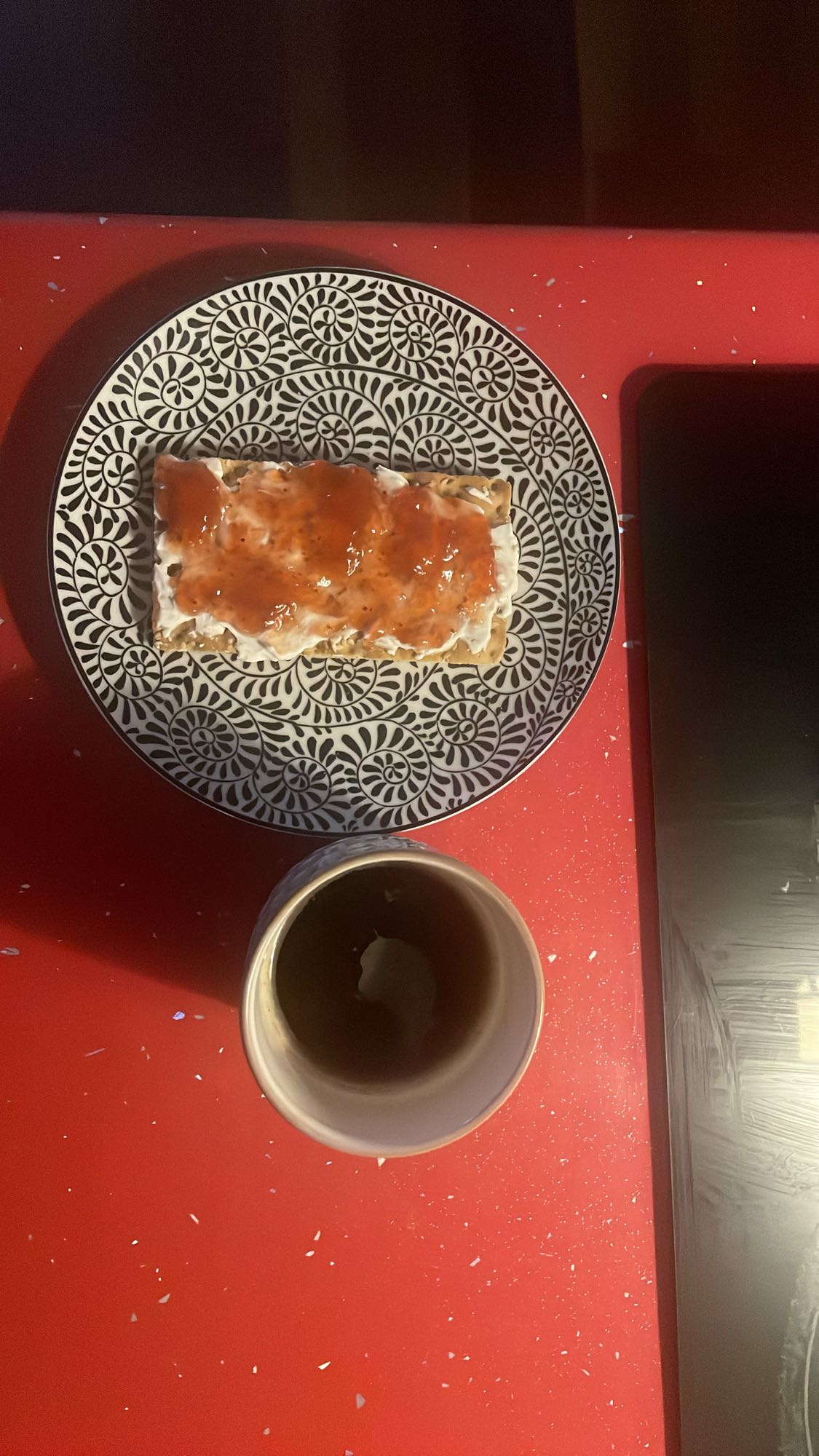 Tostada con mermelada y café