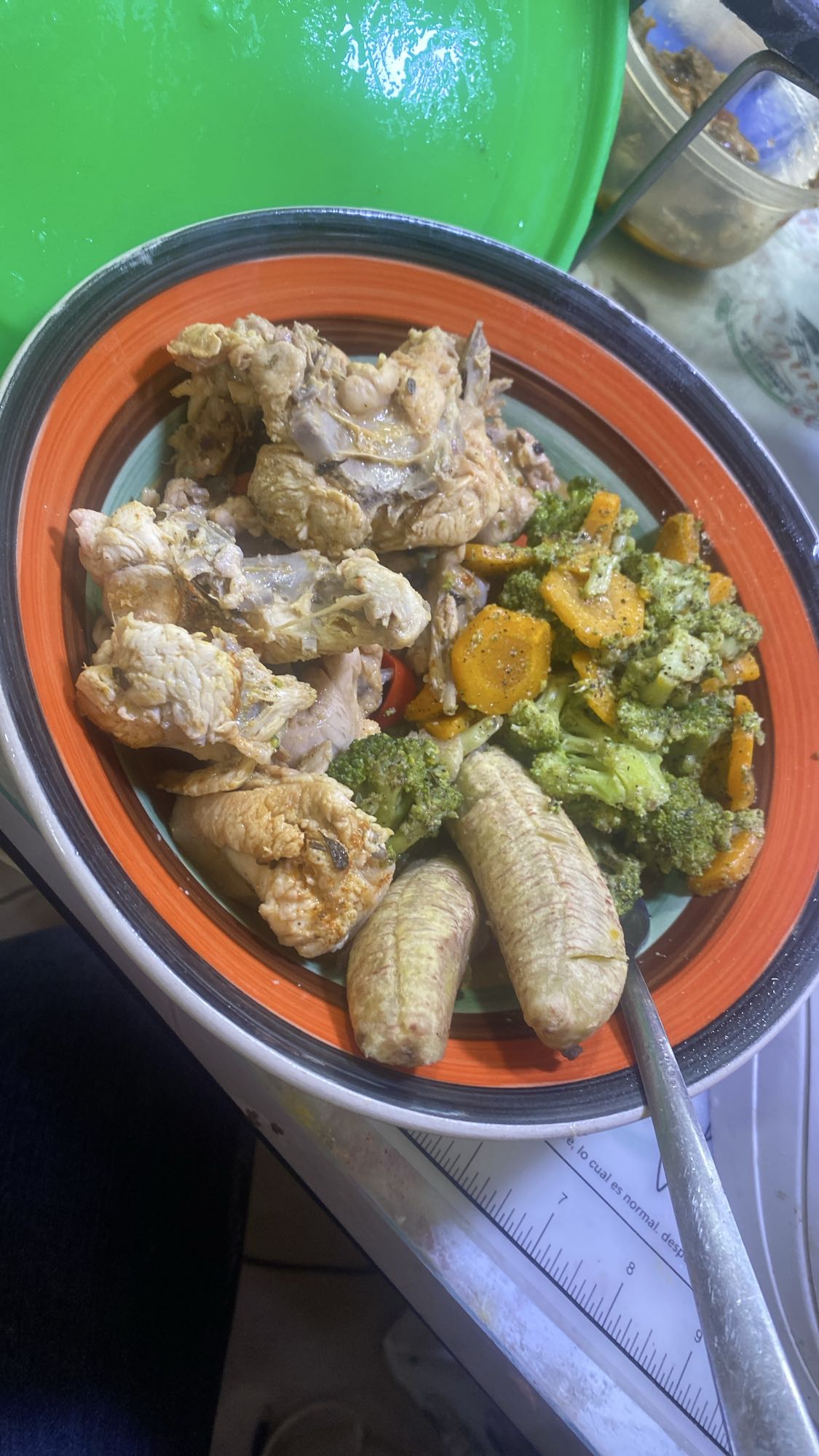 Pollo con vegetales y plátano