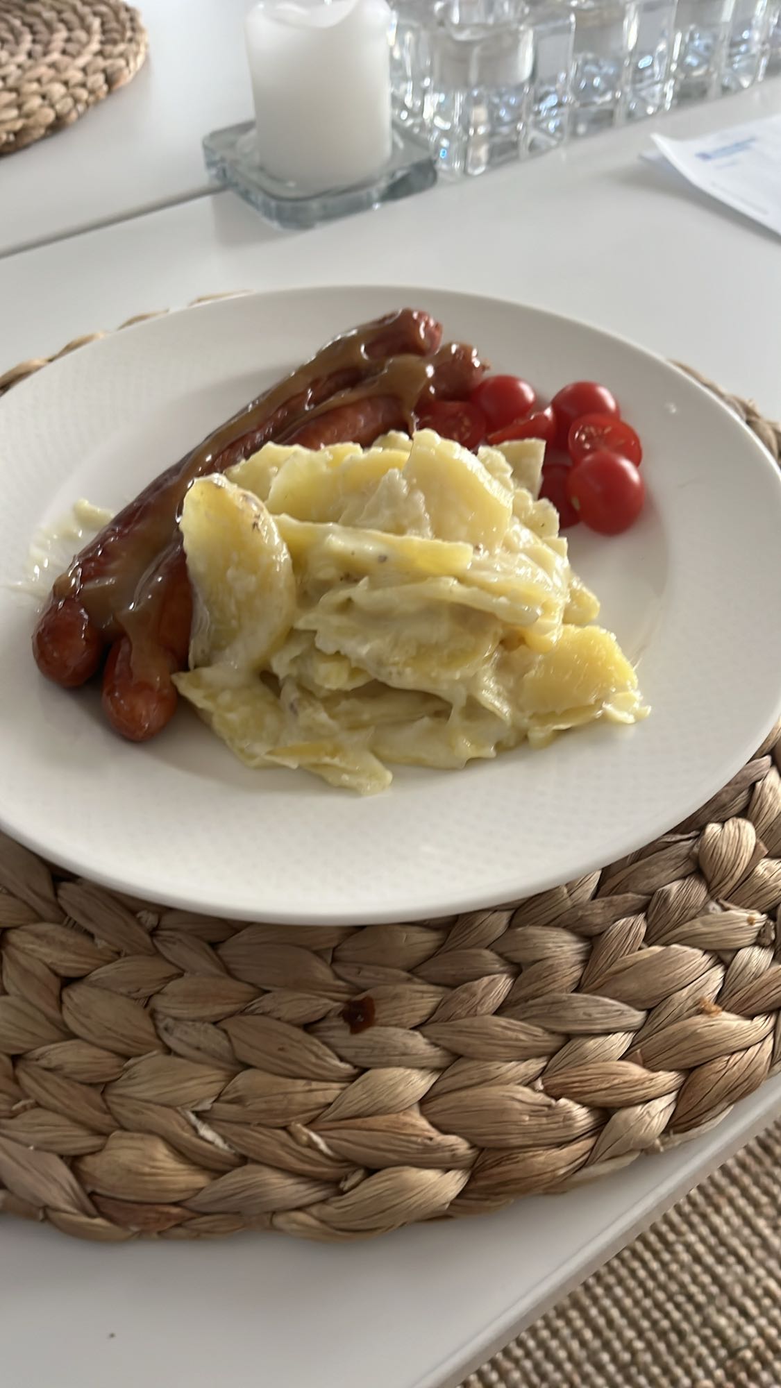 Korv, gratäng och tomater