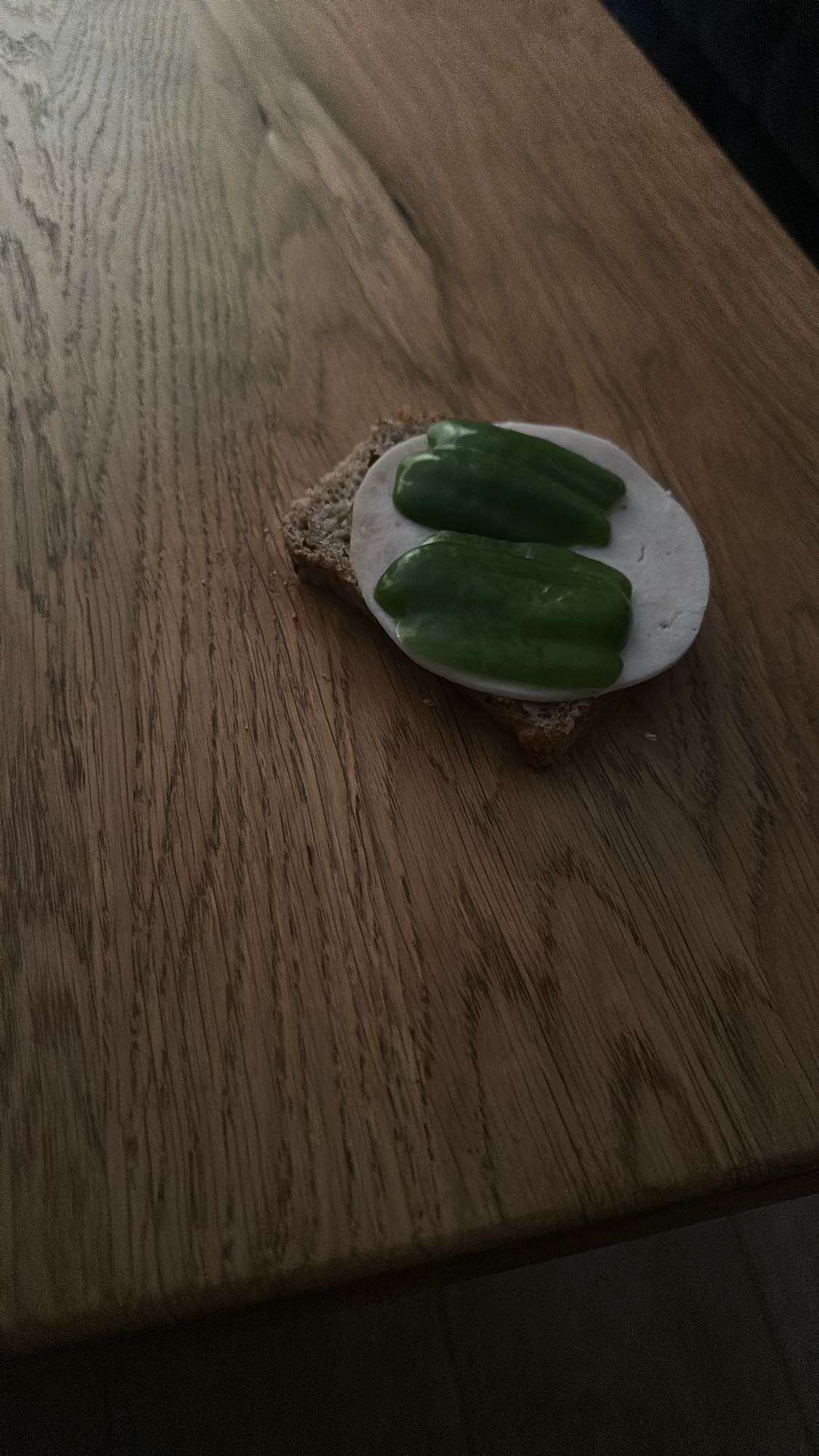 Kanapka z szynką i papryką