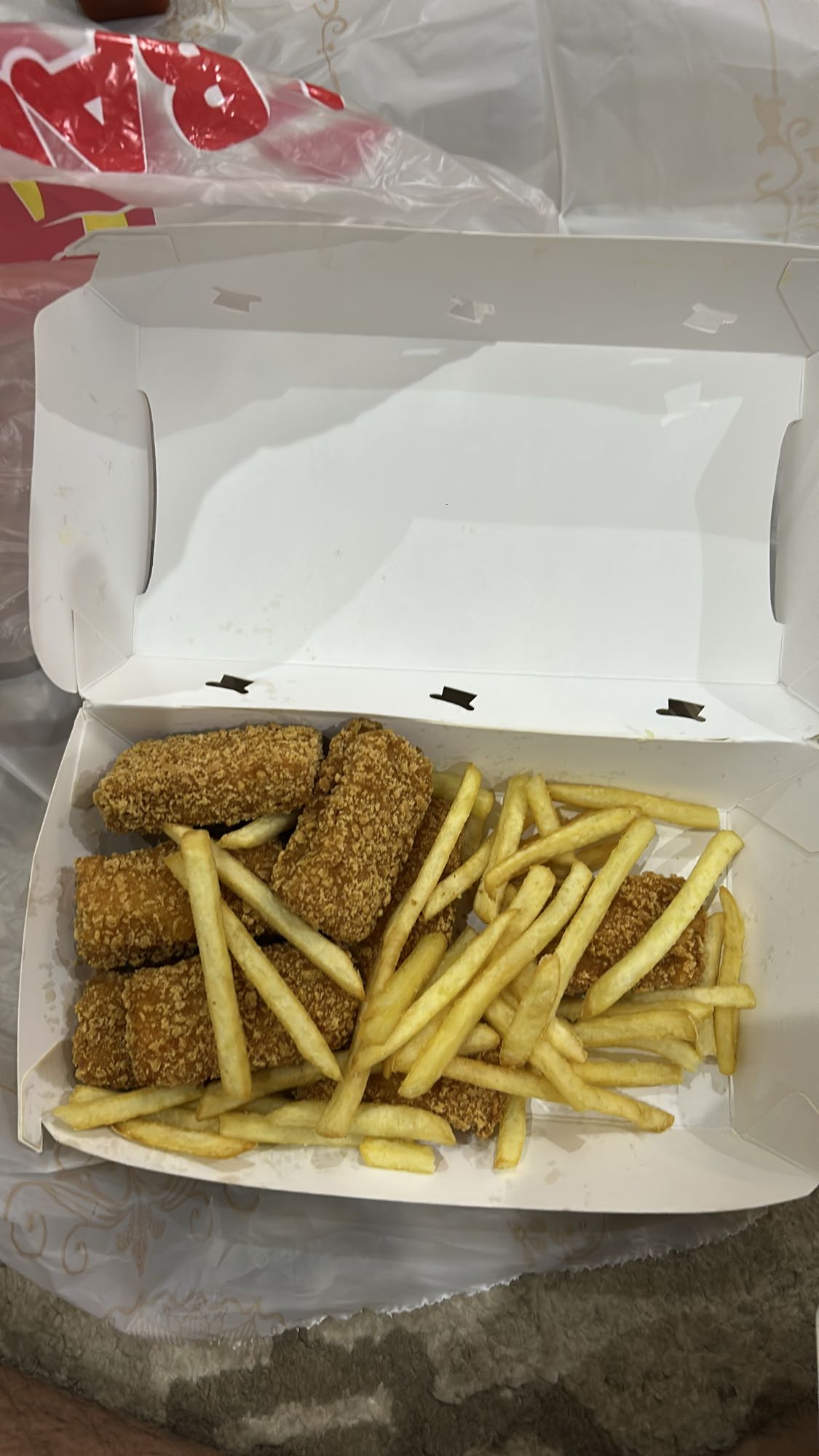 بطاطس وقطع دجاج مقلية