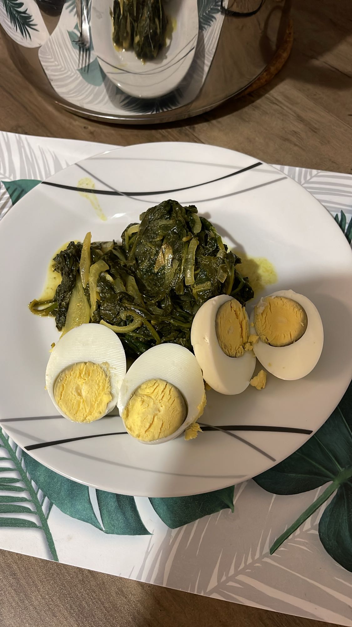 Œufs durs et légumes verts