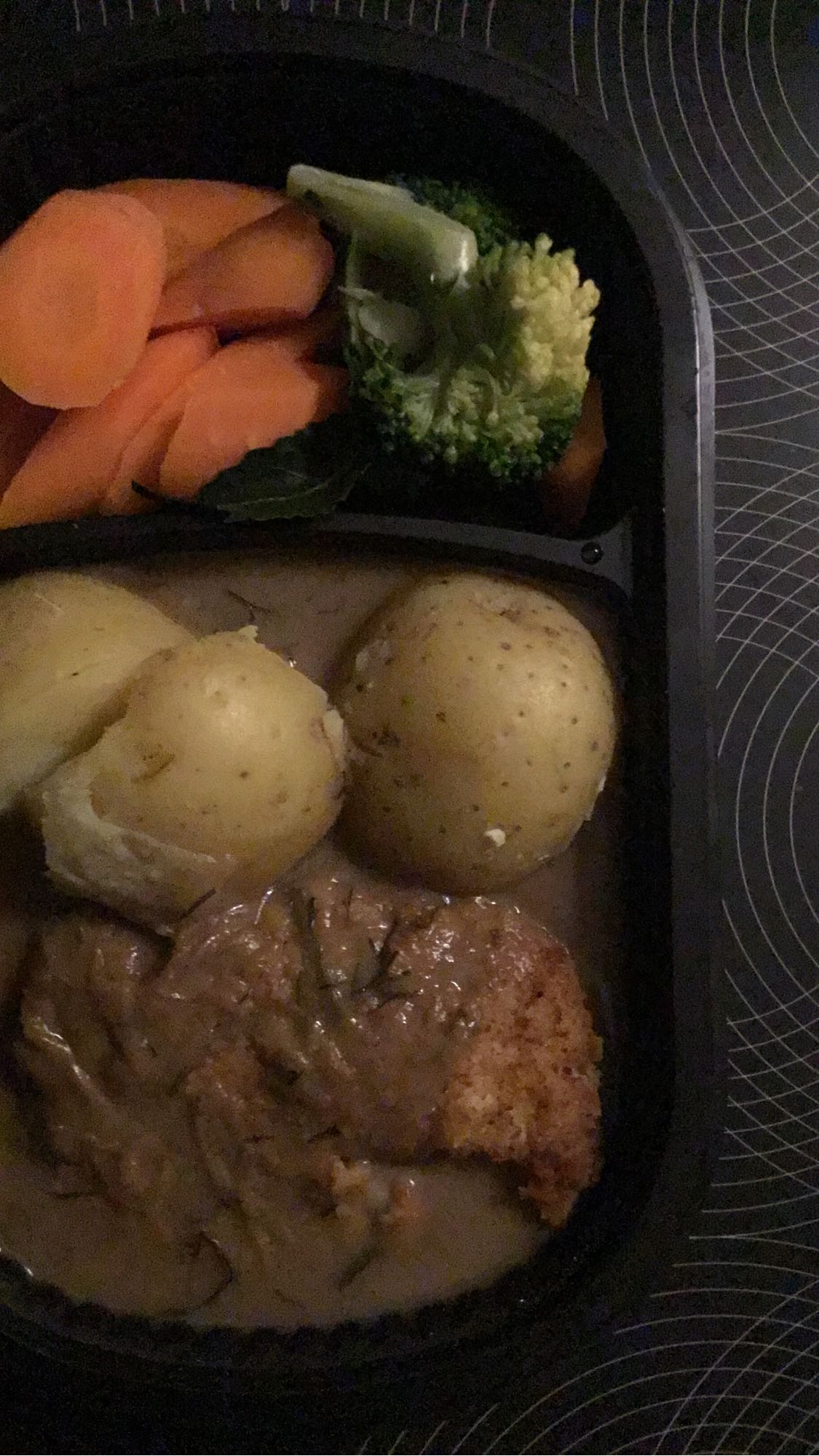 Potatis med sås och kött