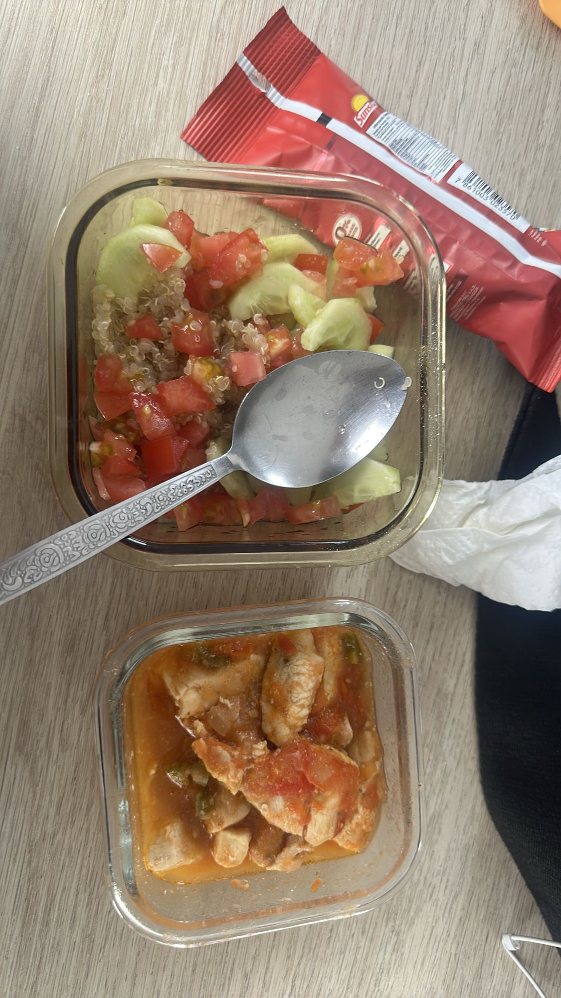 Pollo guisado con ensalada de quinoa