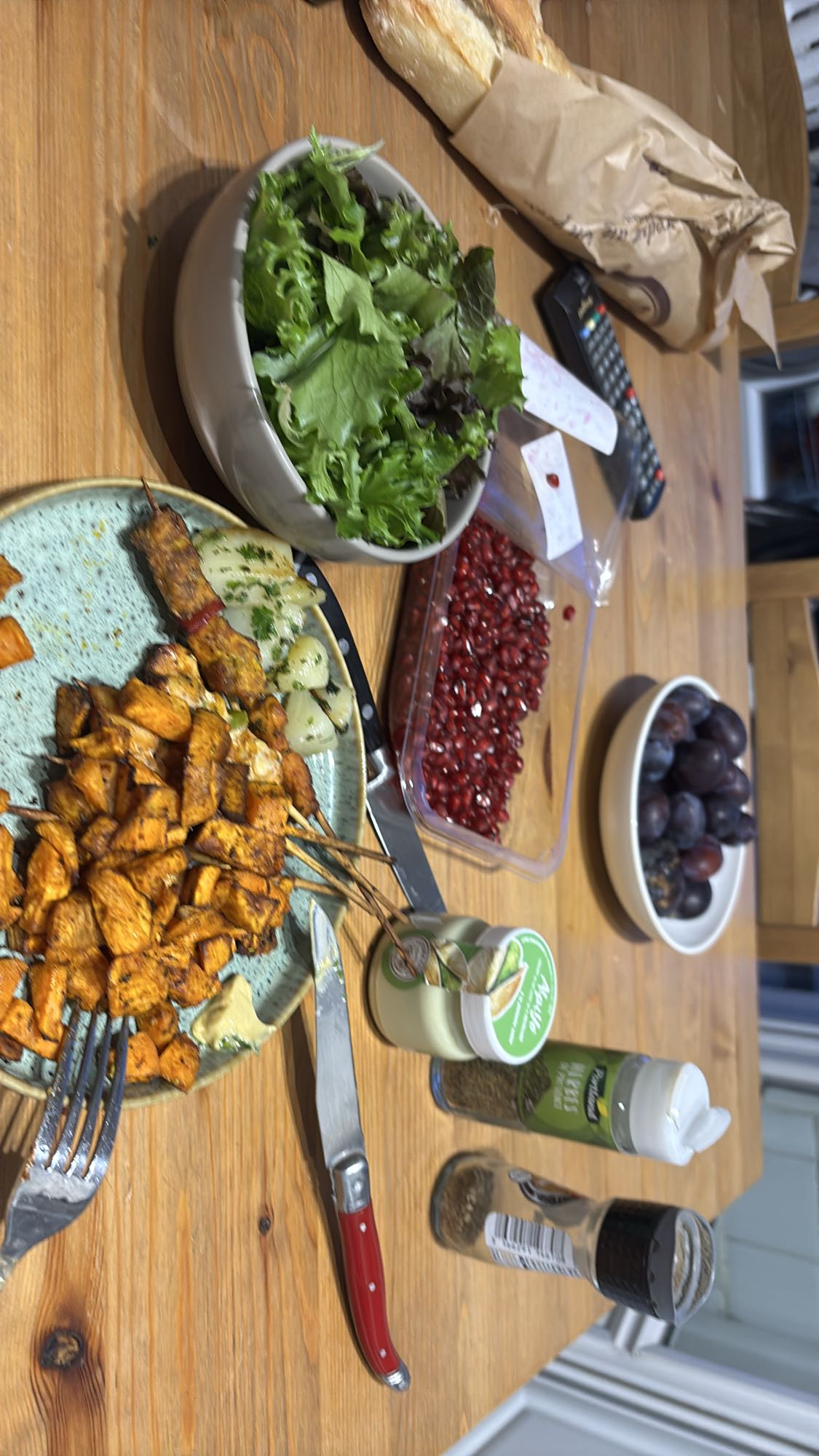 Brochettes, salade et fruits