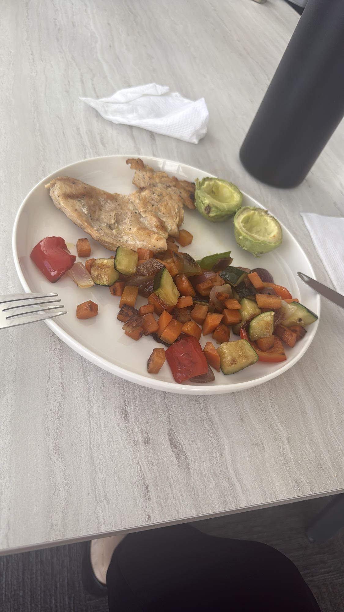 Pollo con verduras y aguacate