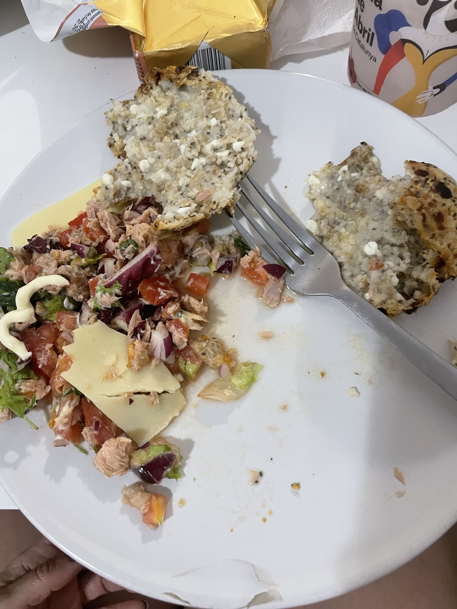 pan con ensalada y atún