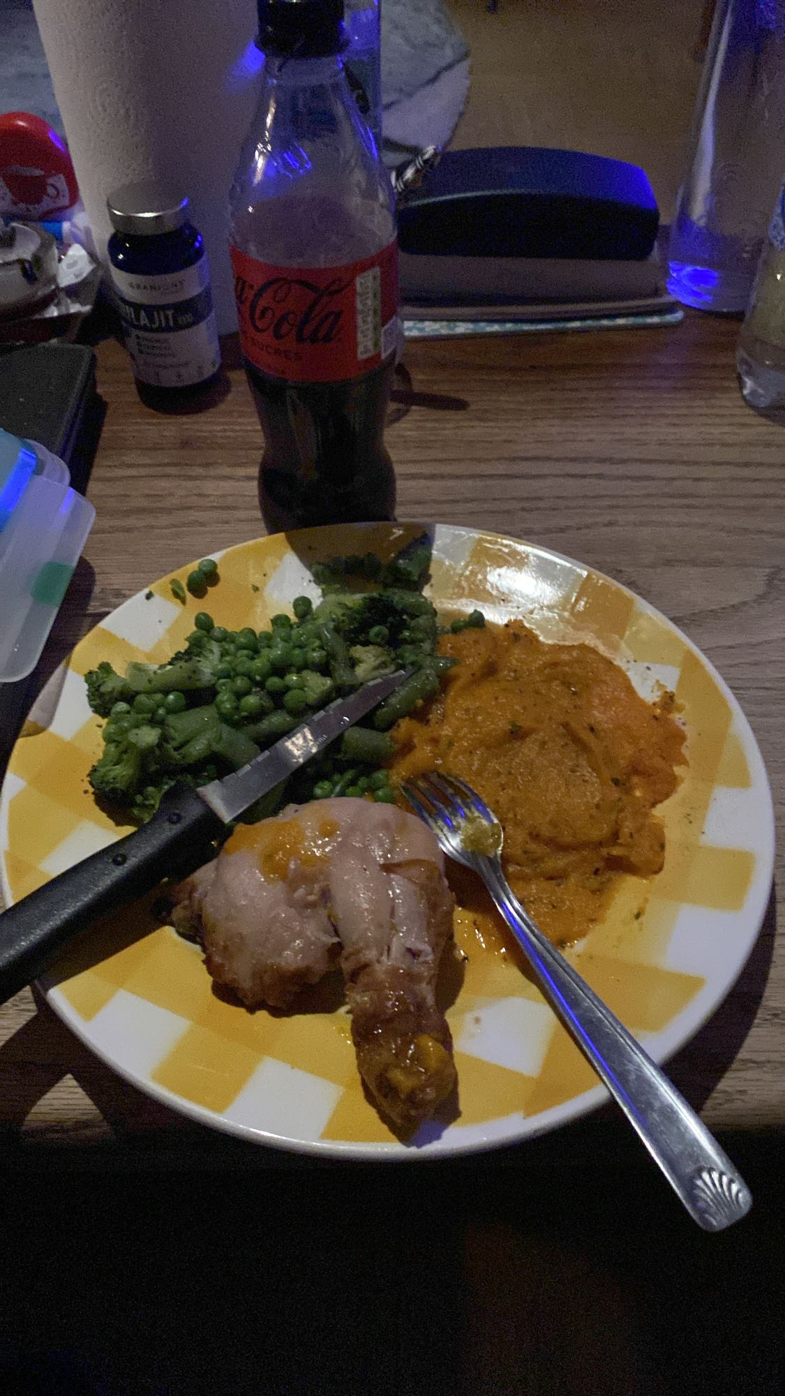 Poulet, purée, légumes, cola