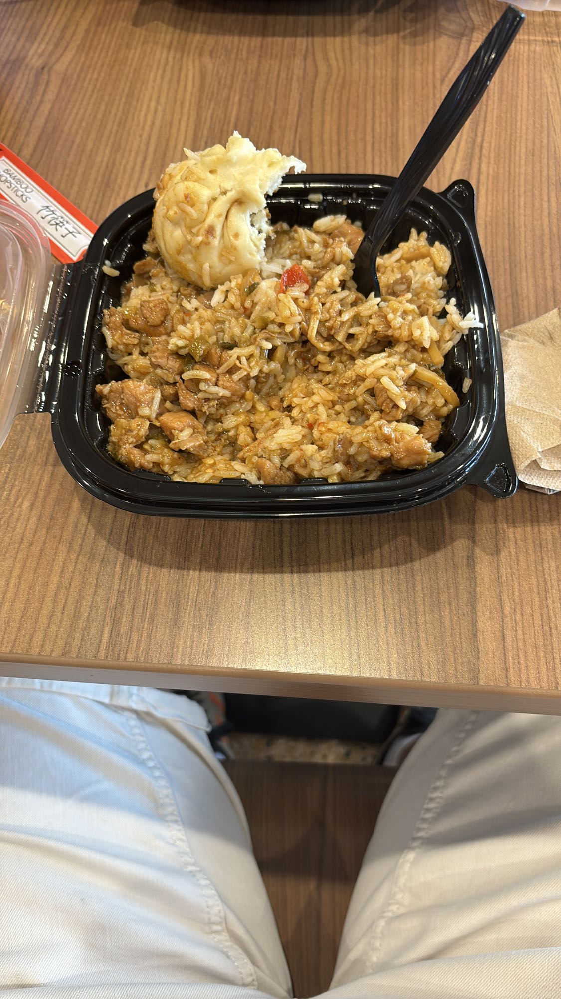 arroz con pollo y pan