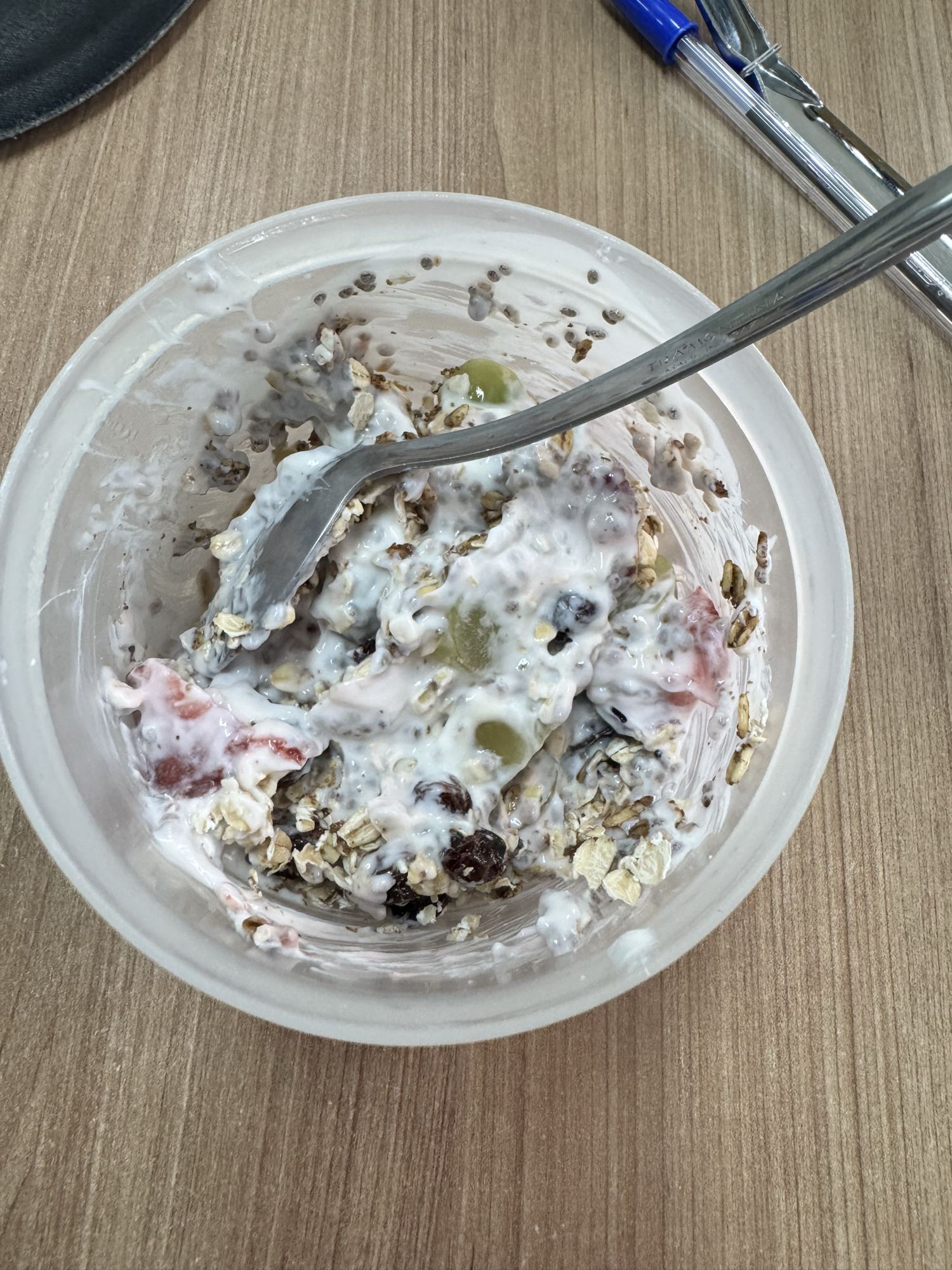 Iogurte com frutas e aveia