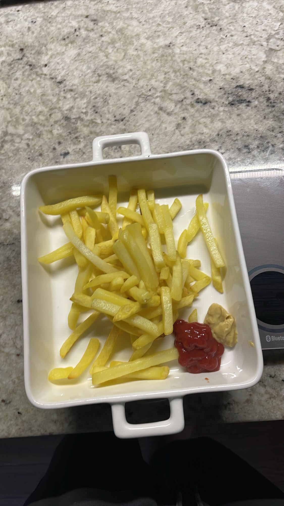 Frytki z ketchupem i musztardą