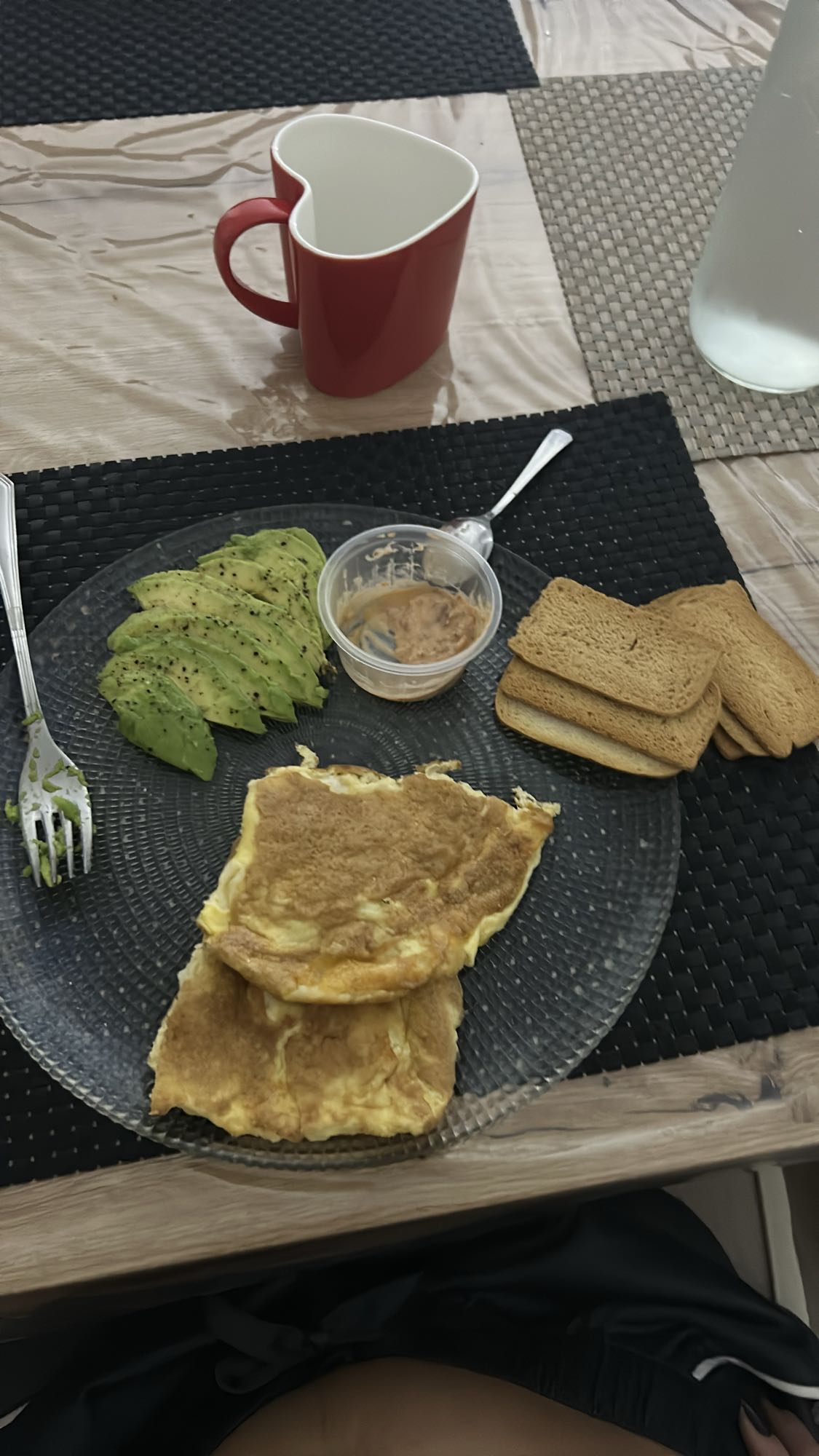 Desayuno con huevo y aguacate