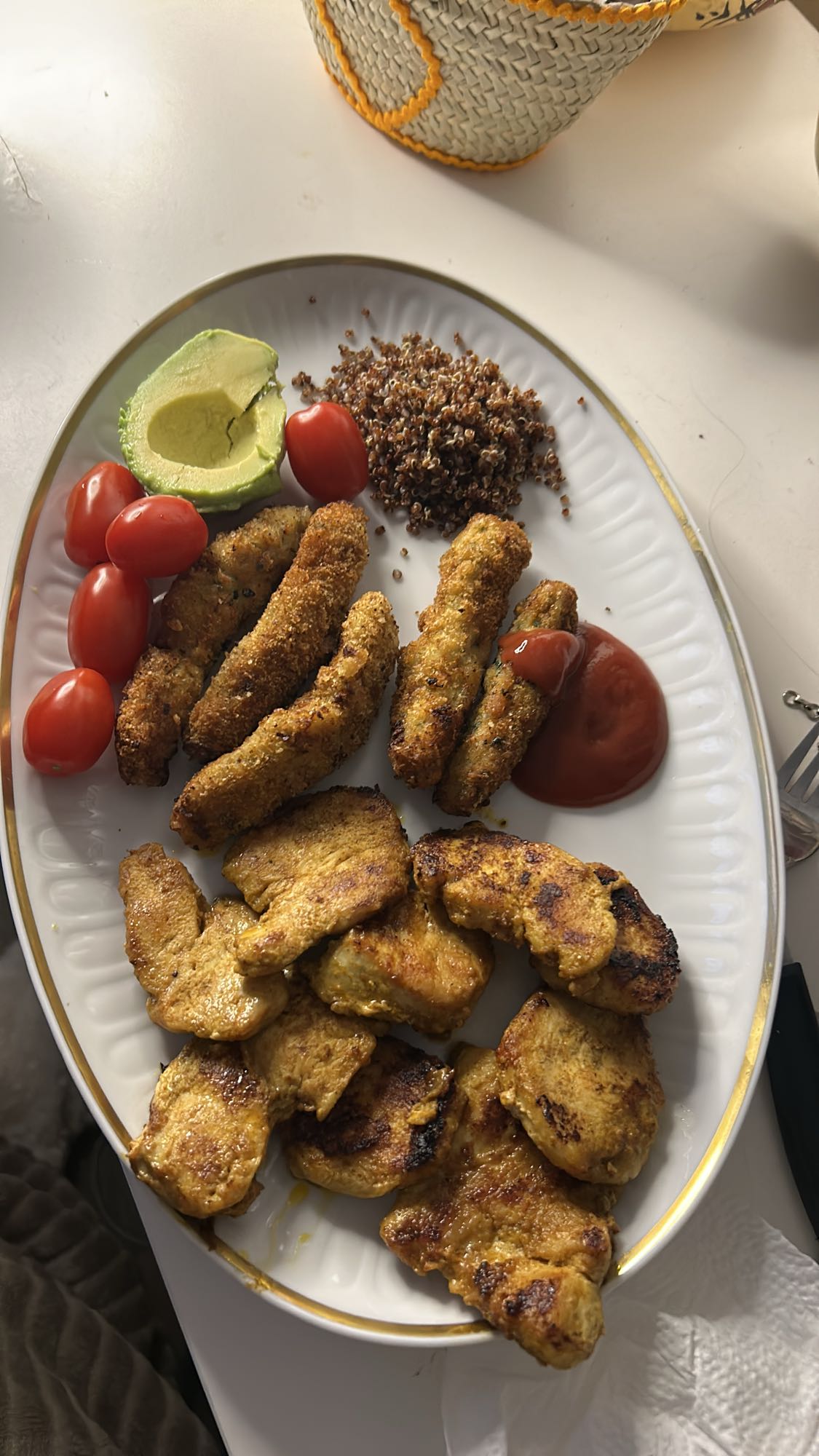 Poulet pané, quinoa, avocat