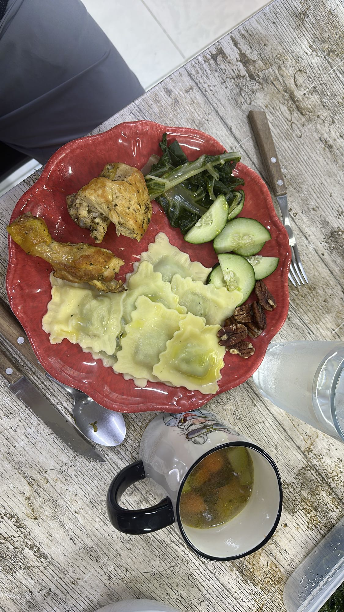 Pollo con ravioles y sopa