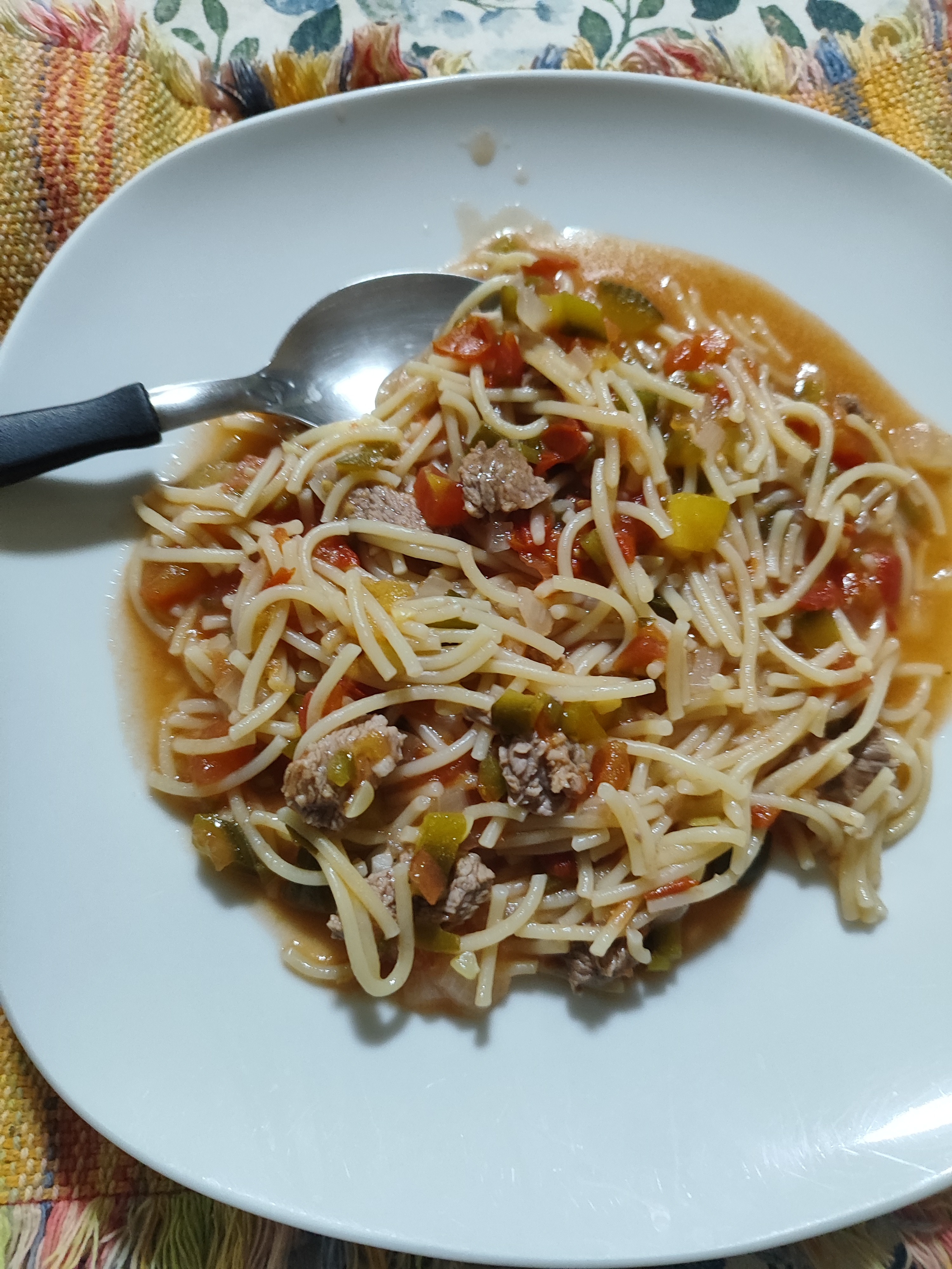 Espaguetis con carne y verduras