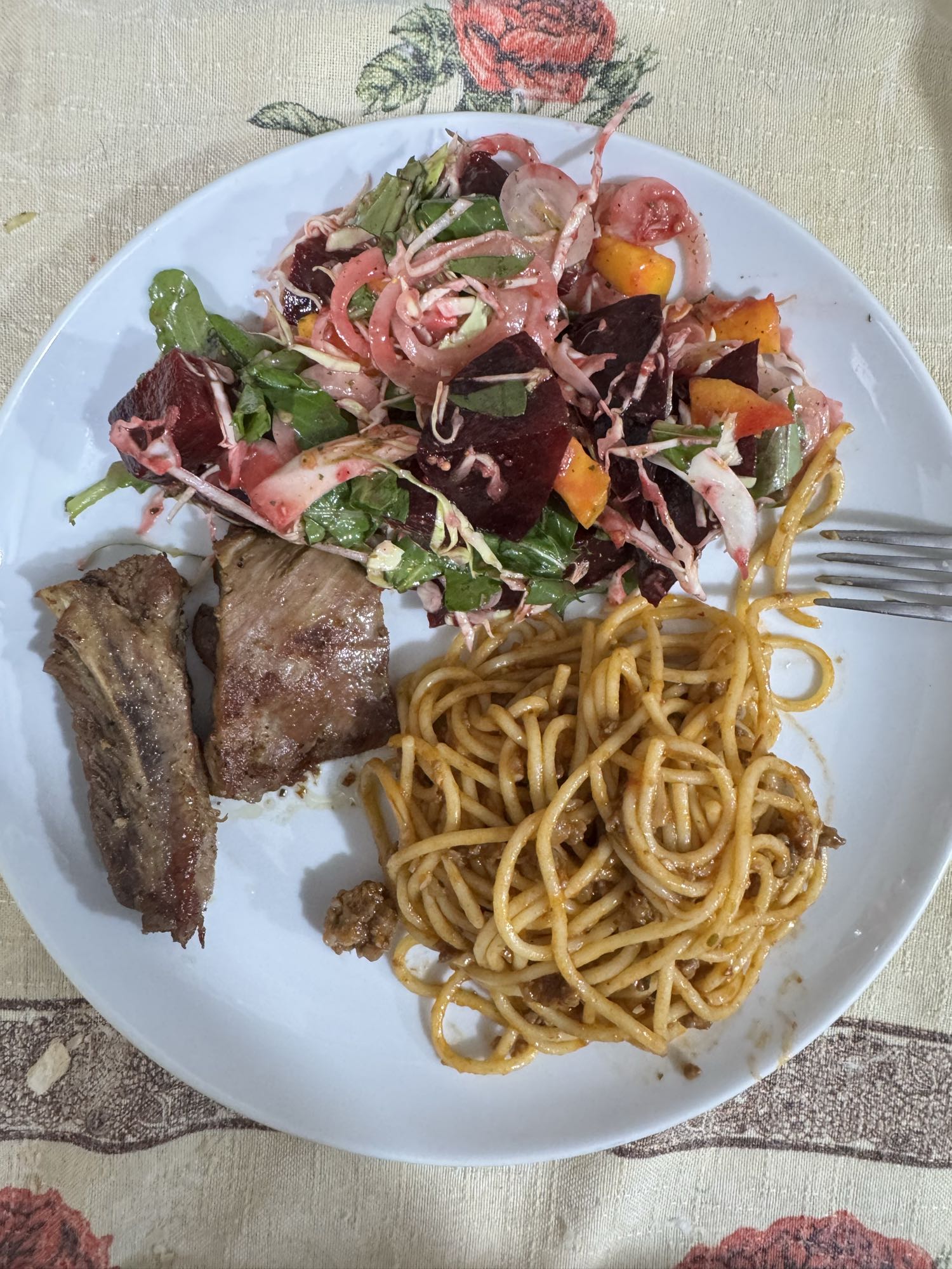 Macarrão, salada e carne