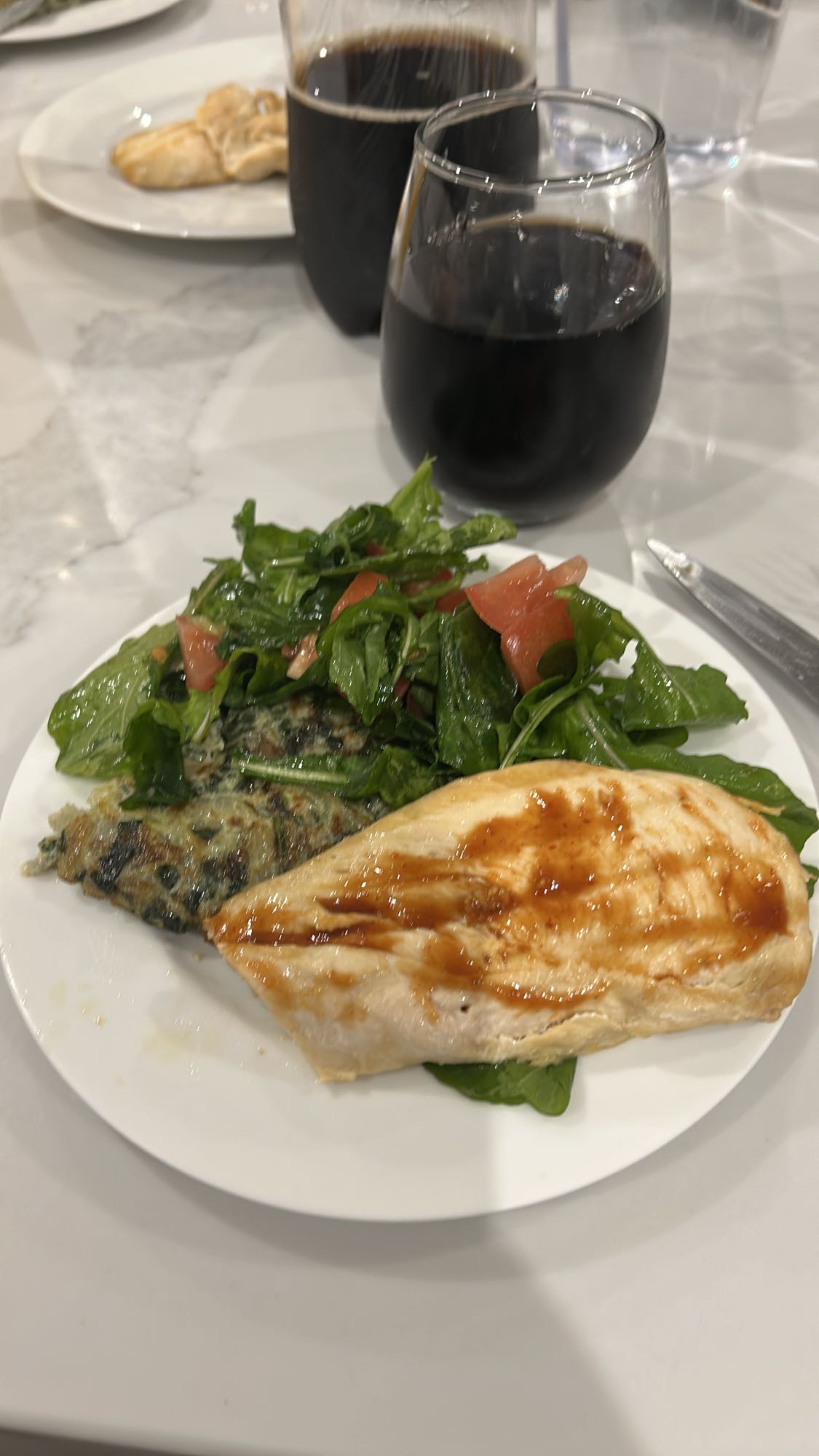 Pollo con ensalada y tortilla de acelga