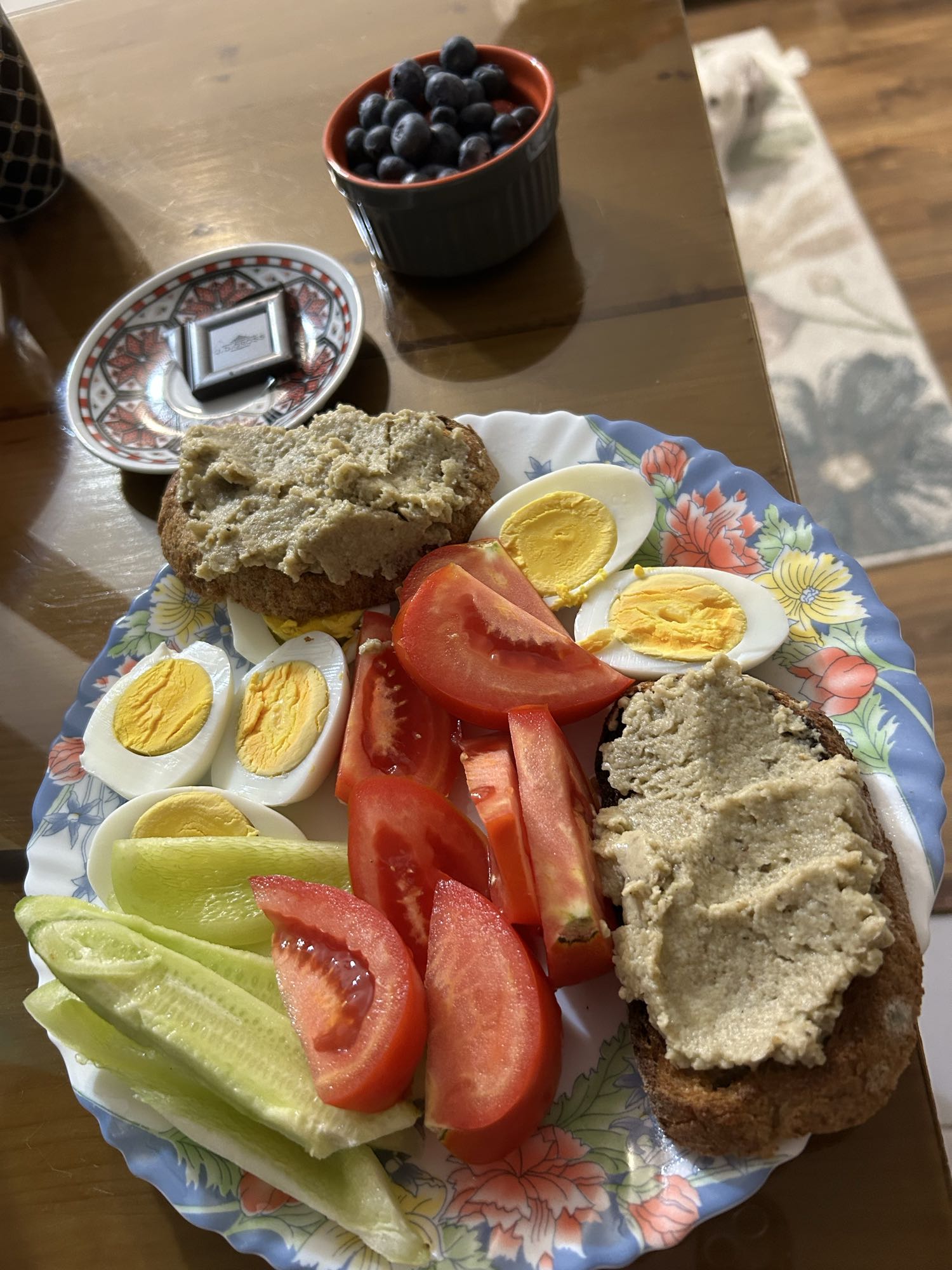 Trei ouă fierte cu pâine neagră și salată de vinete