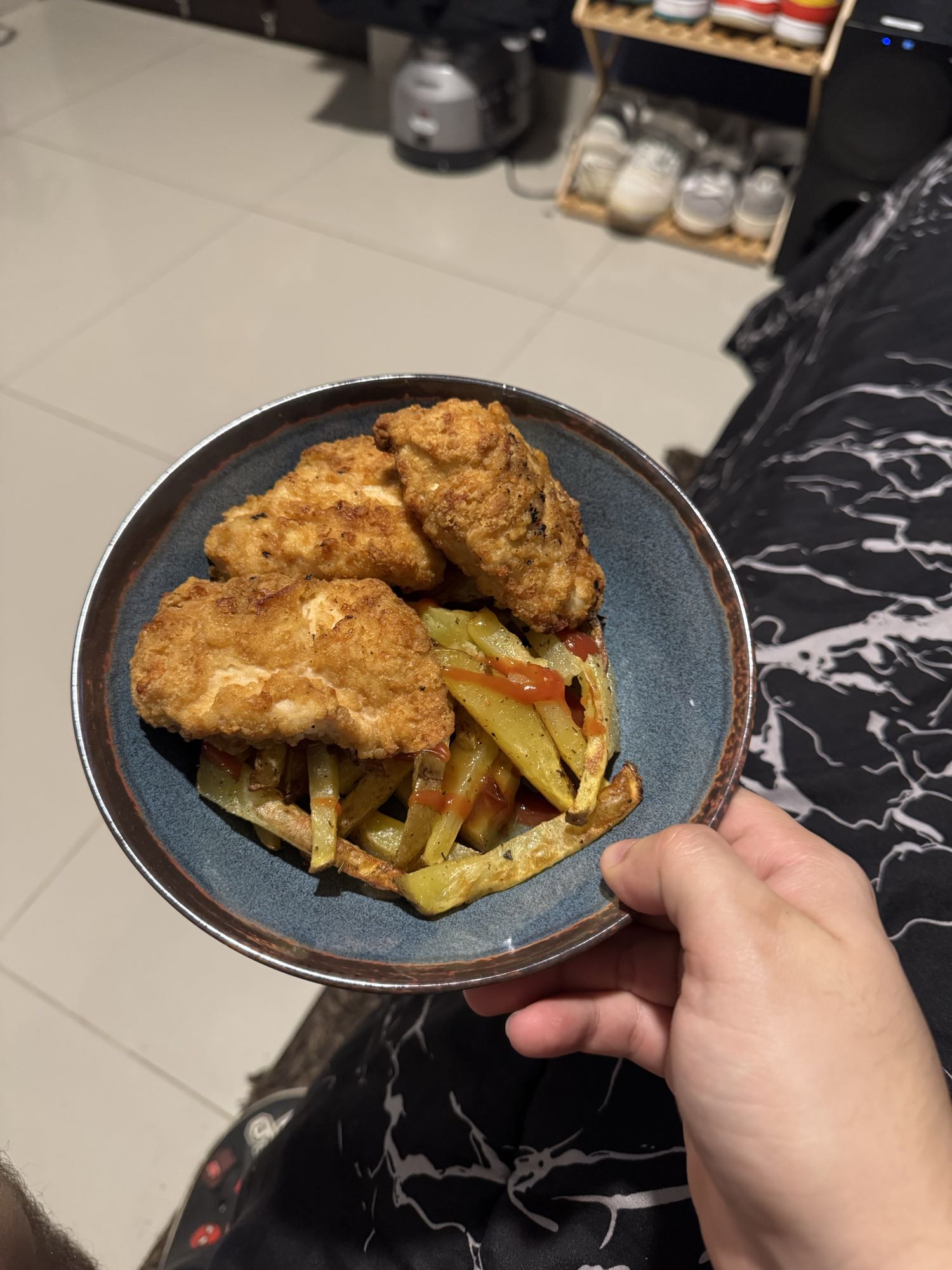 Pollo empanizado y papas fritas