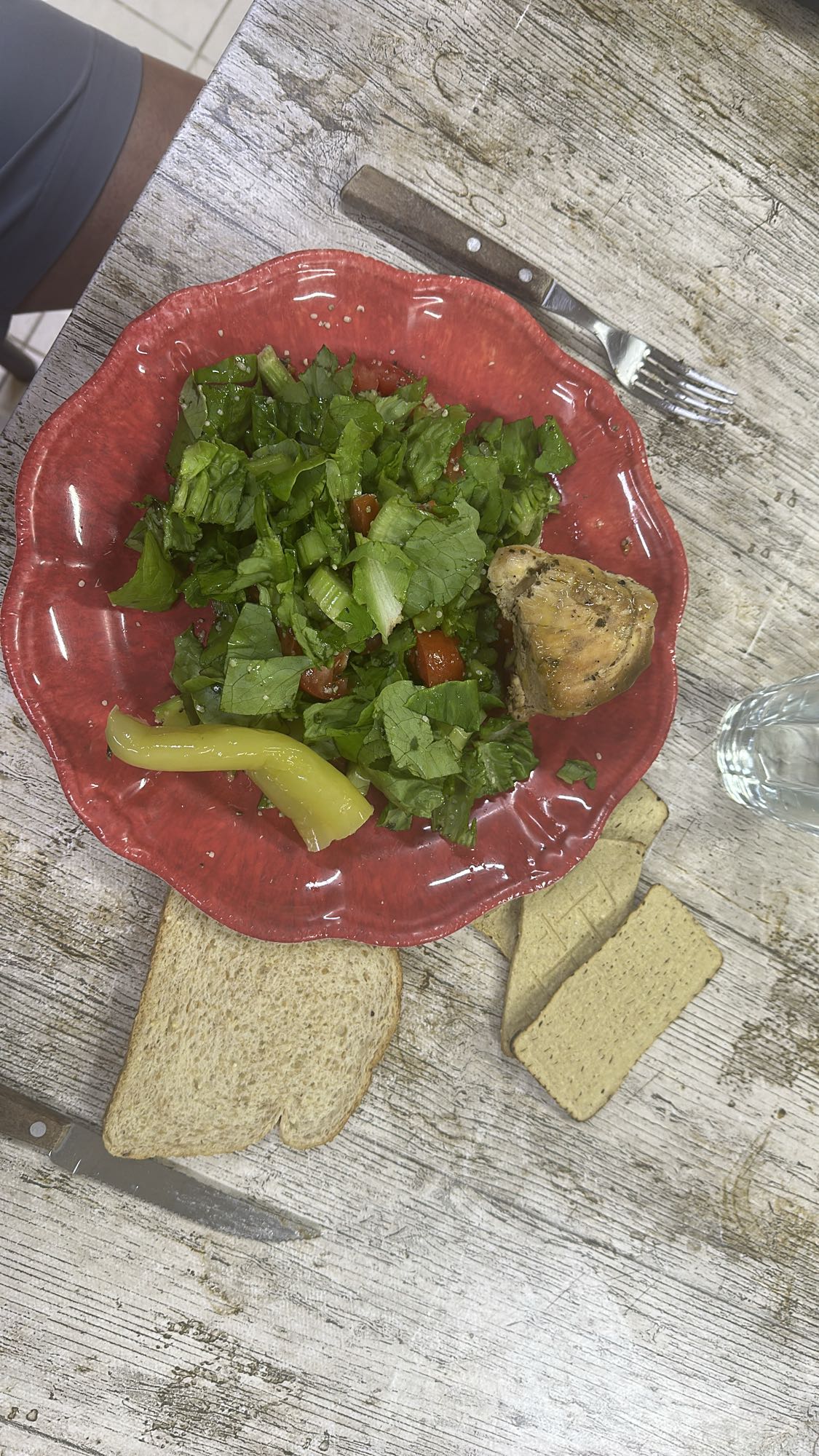 Ensalada con pollo y pan