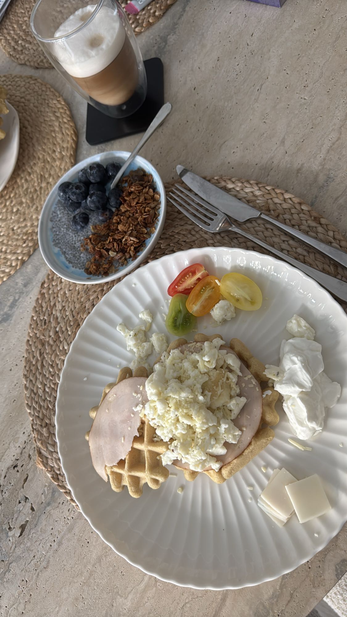 Завтрак с вафлями и йогуртом