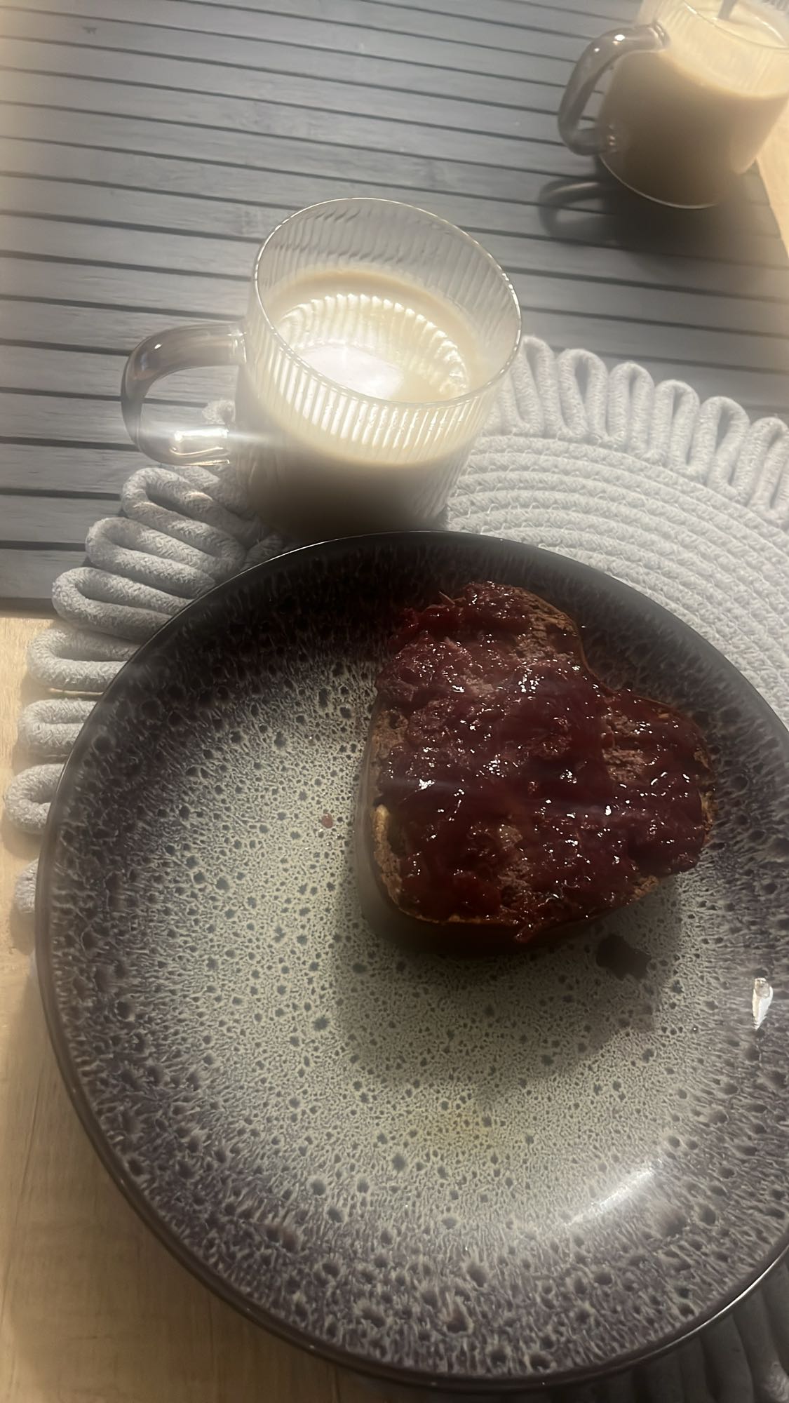 Pâine cu gem și cafea cu lapte