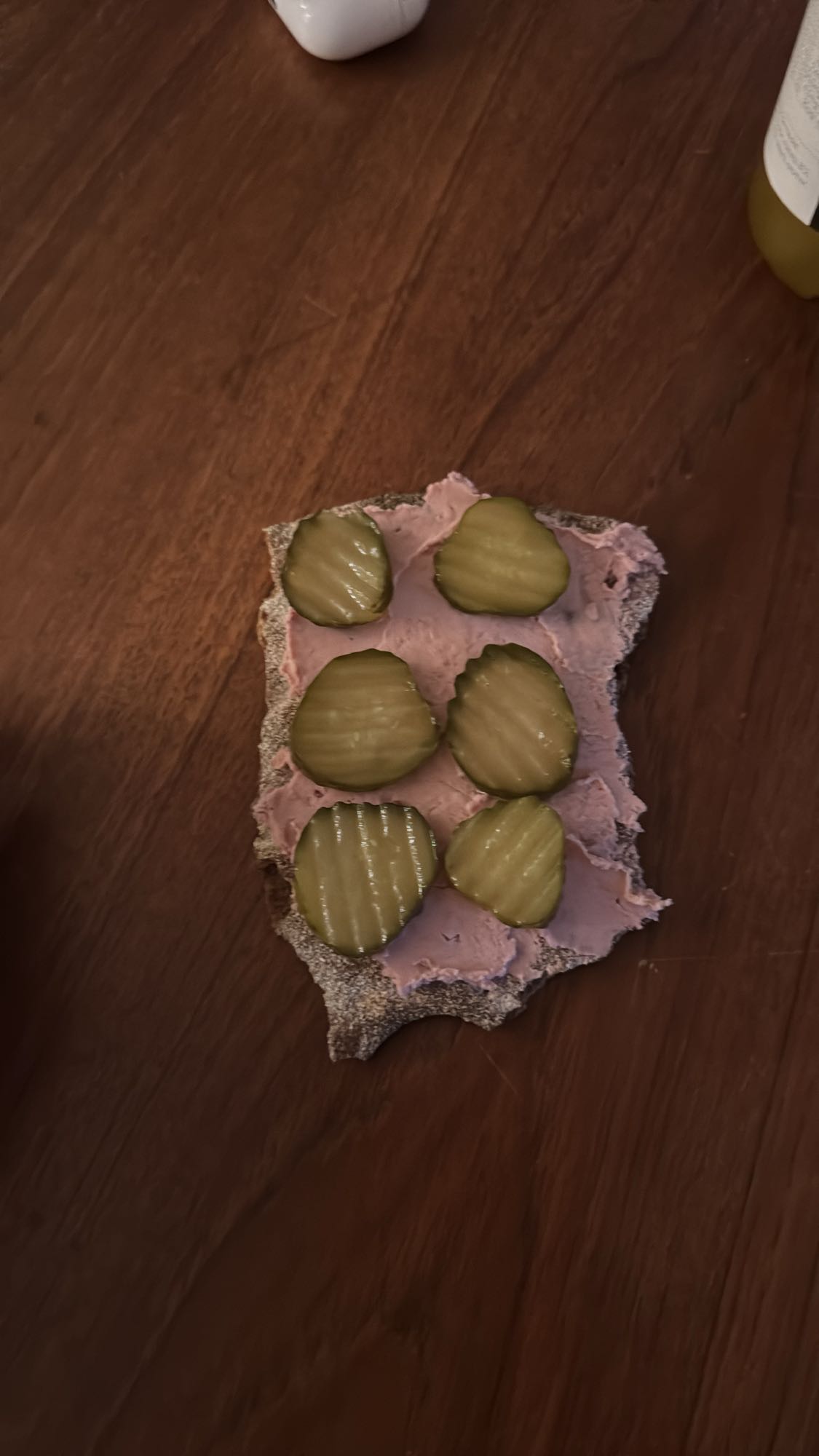 Knäckebröd med leverpastej & gurka