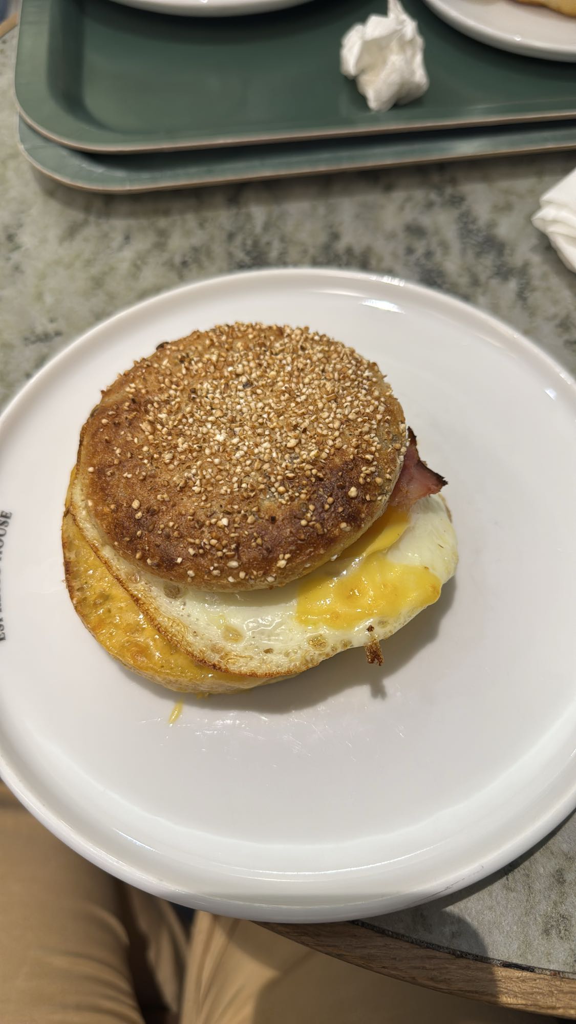 Frukostmacka med ägg