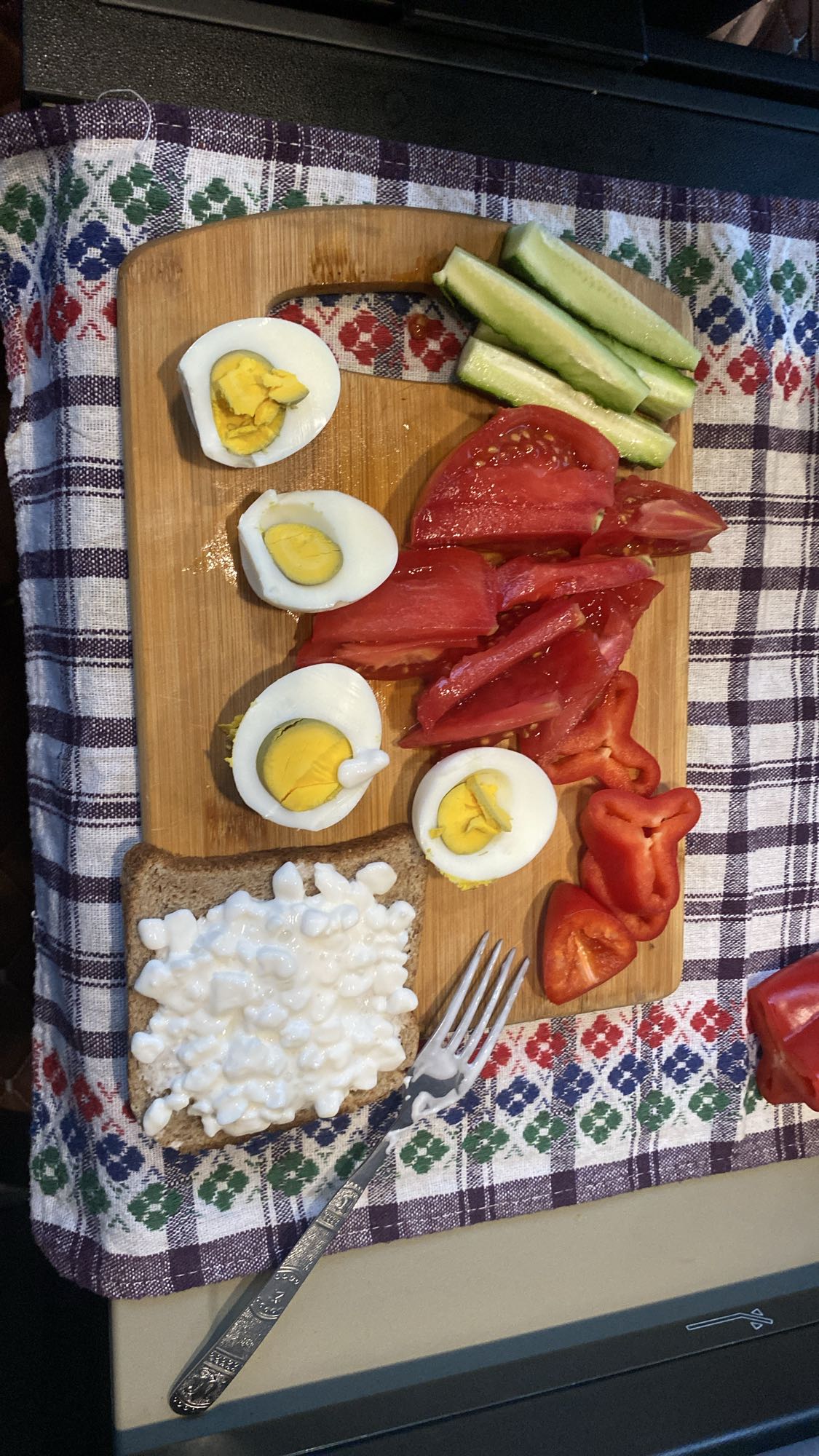 Mic dejun cu ouă și legume