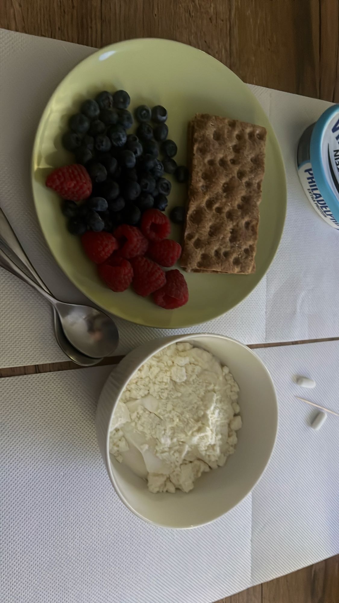 Πρωινό με γιαούρτι και φρούτα