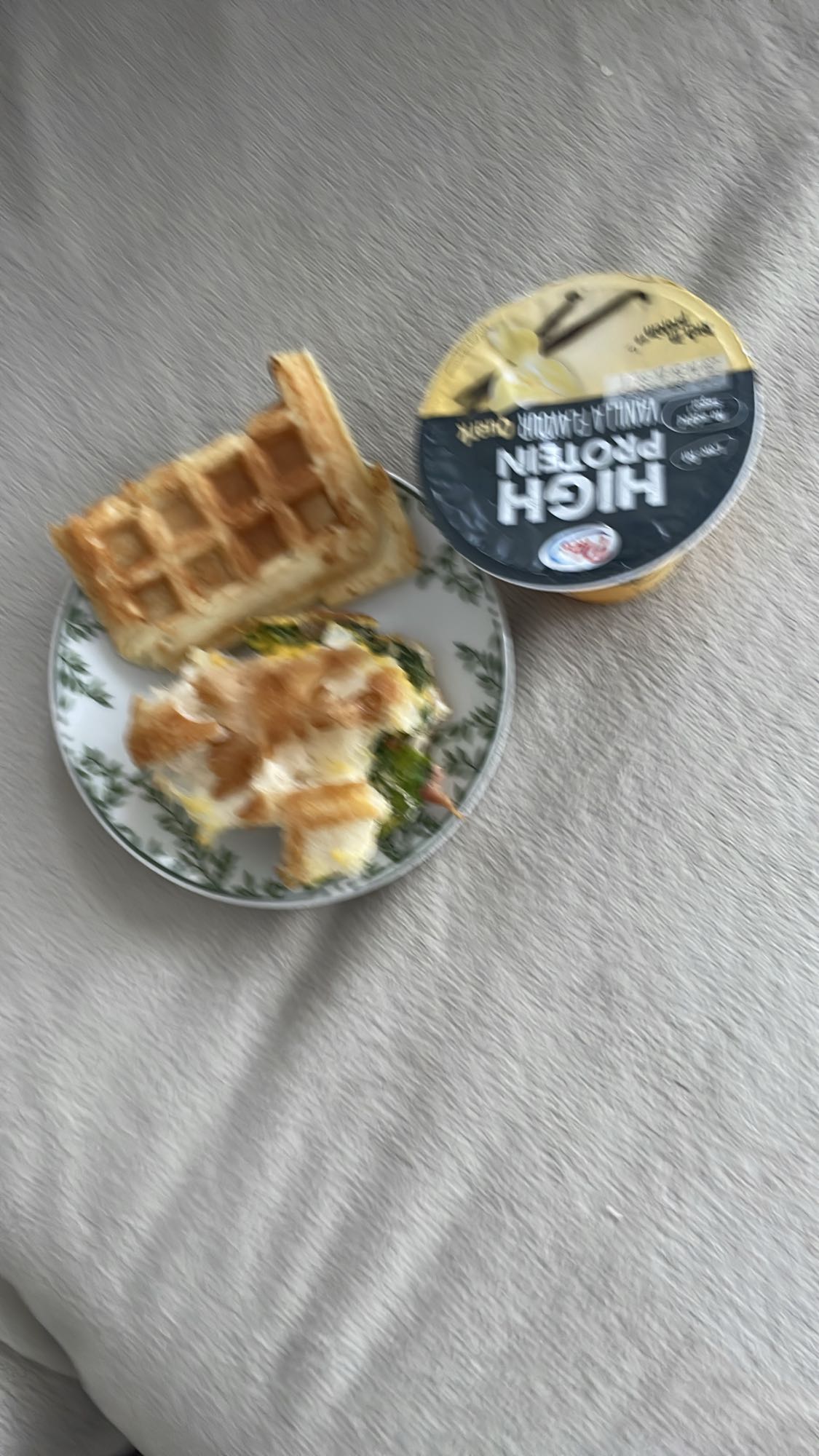 Mic dejun cu vafe și iaurt