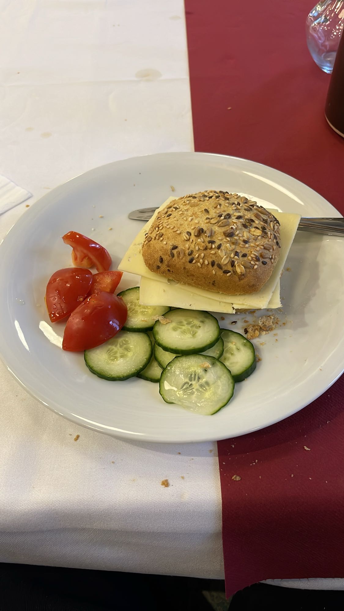 Käsebrötchen mit Gemüse