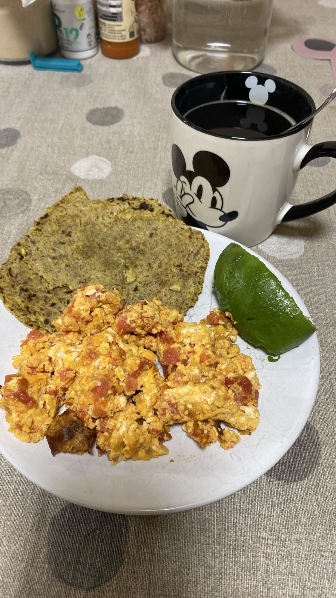 Desayuno con huevo y tortilla